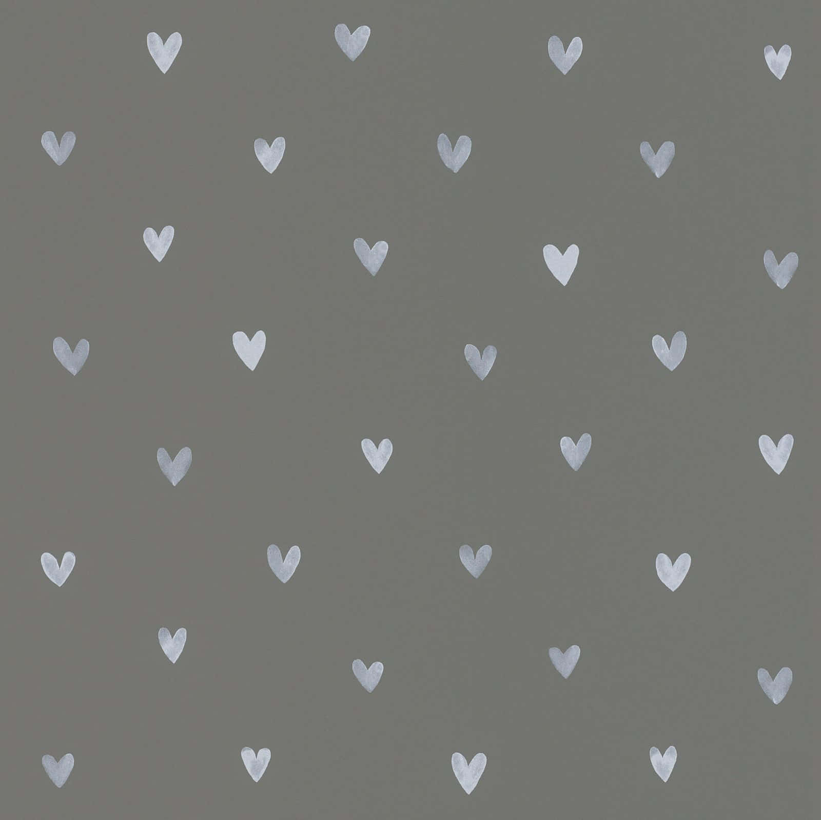 Cute Hearts 桌布 壁紙 — 柔軟的灰色牆壁上裝飾著散落的白色手繪心形圖案，形成柔和的重複圖案。