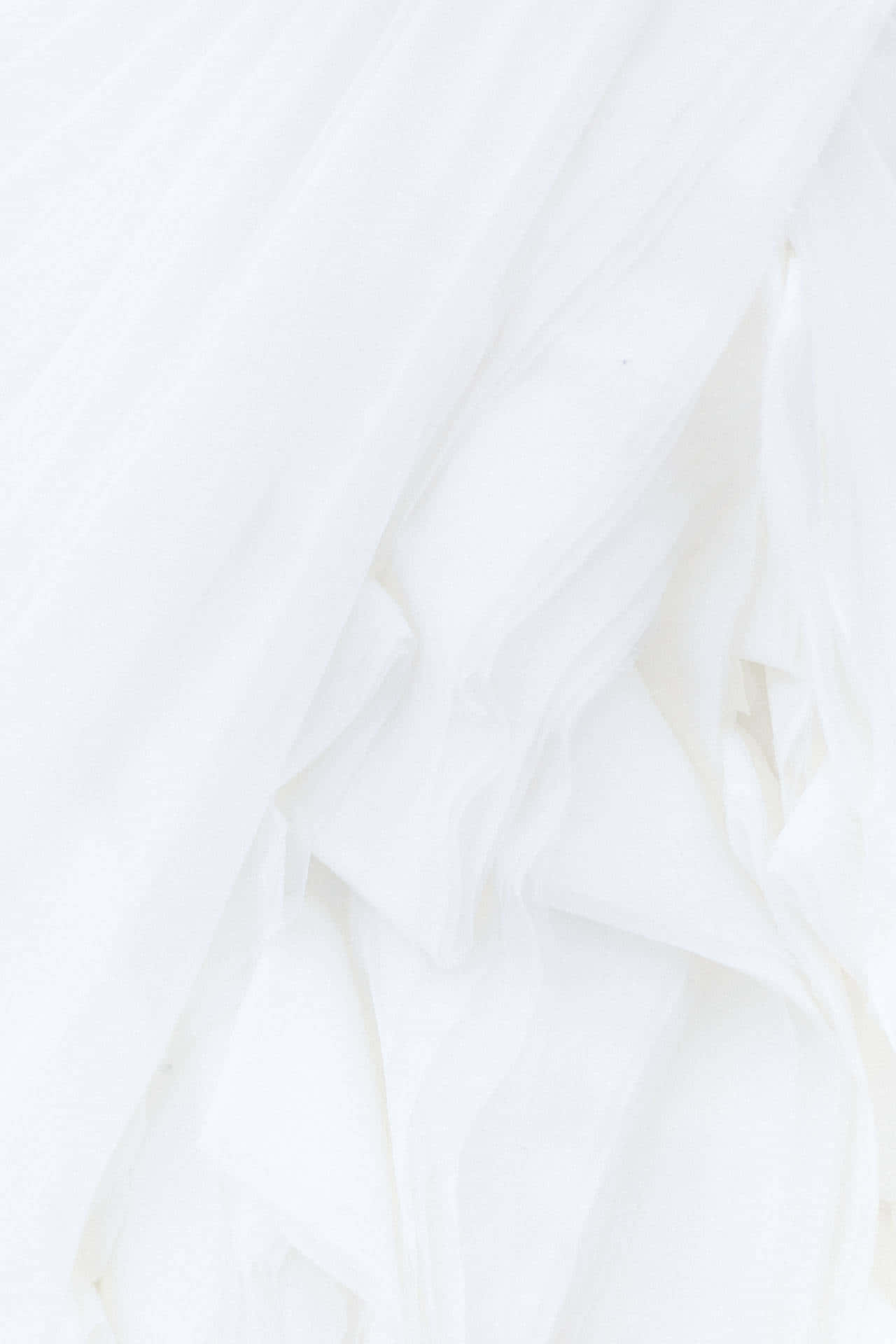 Plain White 桌布 壁紙 — 柔軟的白色布料褶皺在極簡紡織品特寫中營造出柔和的陰影和高光。