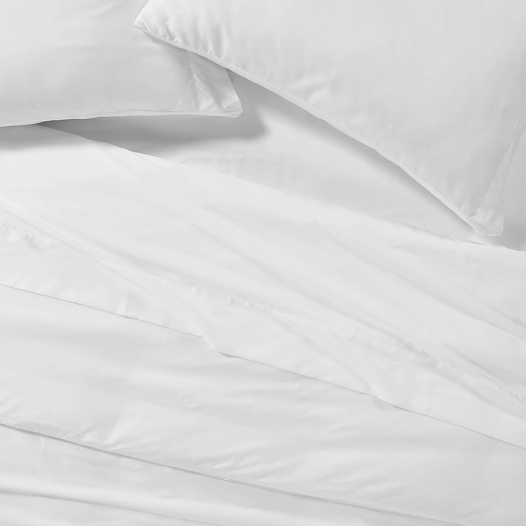 Linen 桌布 壁紙 — 柔軟的白色床上用品，帶有柔和的褶皺和枕頭，佈置得舒適安寧。
