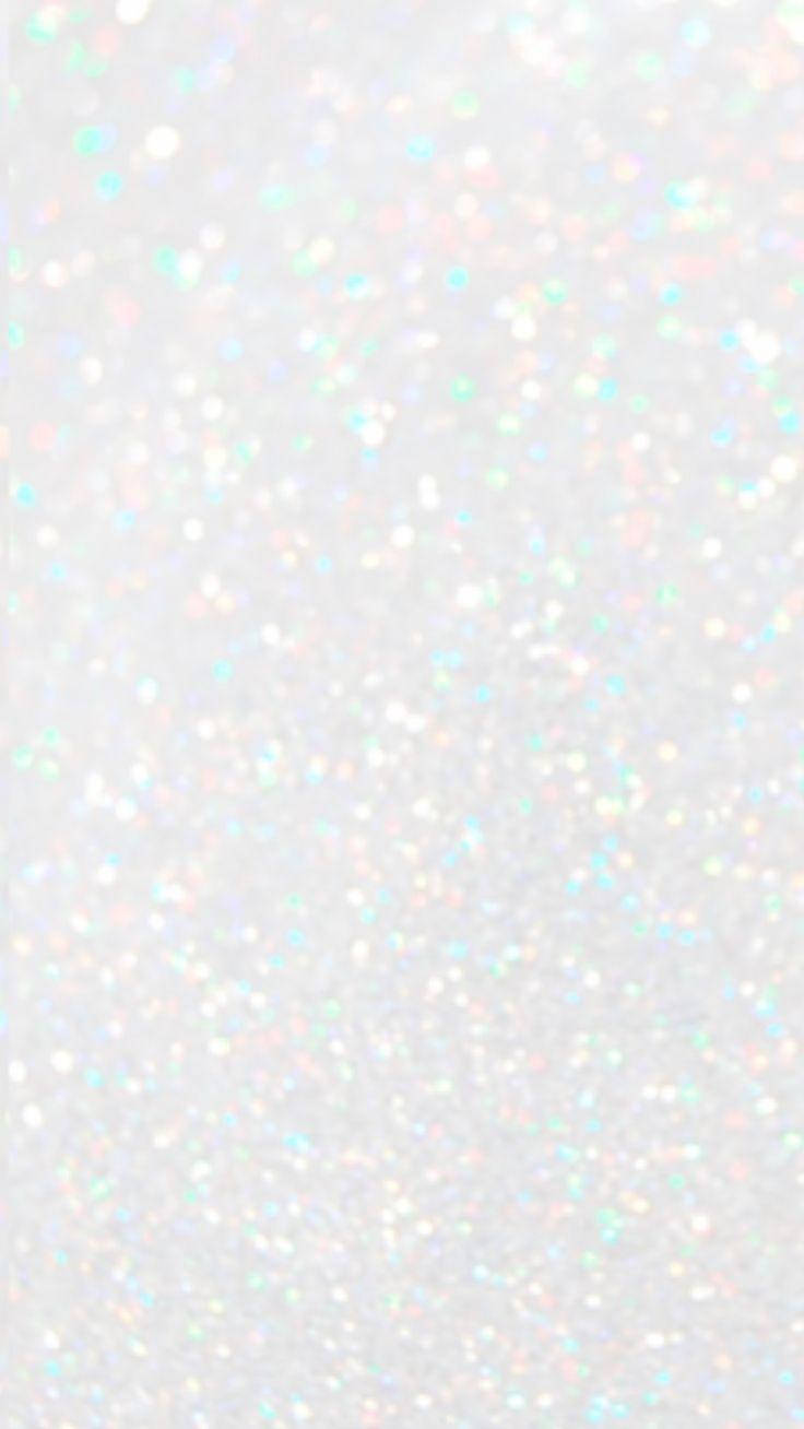 Silver Glitter 桌布 壁紙 — 柔軟的白色背景，閃爍著散落的彩虹色亮粉顆粒，反射出柔和色調。