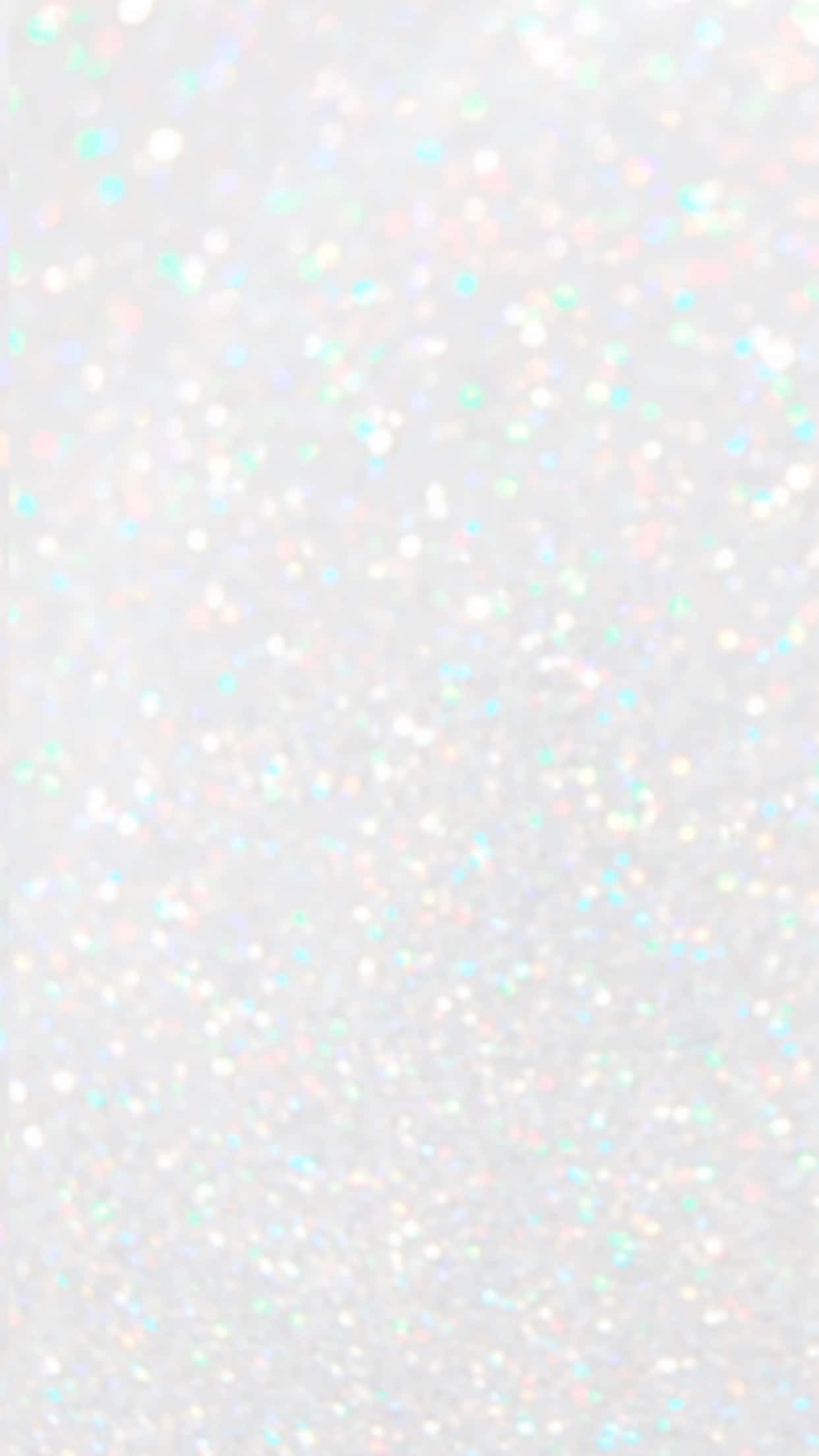 White Glitter 桌布 壁紙 — 柔軟的白色背景閃爍著散落的彩虹色亮粉顆粒，反射出柔和色調。