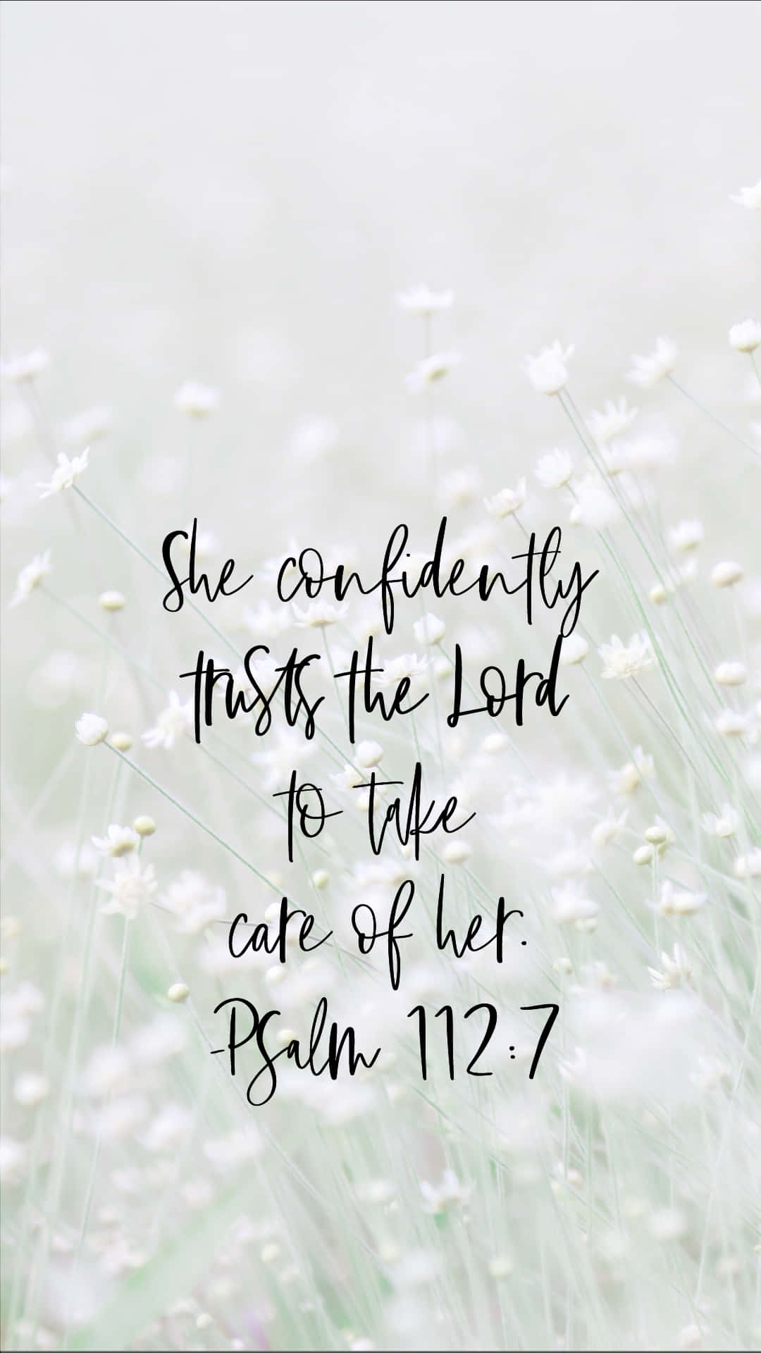 Girly Bible Verse 桌布 壁紙 — 柔軟的白花在引用詩篇112:7的優雅草書文字後方，於寧靜的粉彩背景中輕輕搖曳。