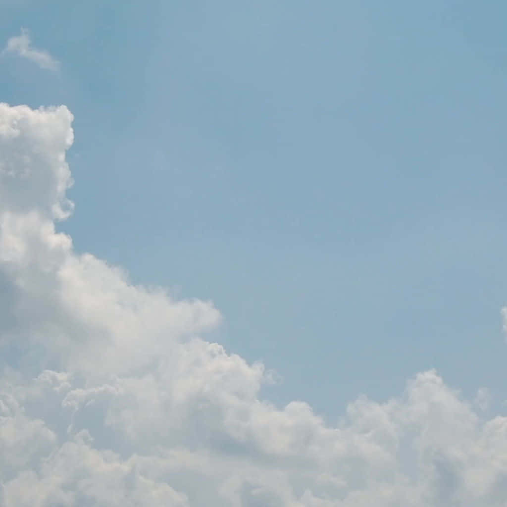 攝影 桌布 壁紙 — 柔軟的白雲在寧靜的白天場景中懶洋洋地飄過清澈的淡藍色天空。
