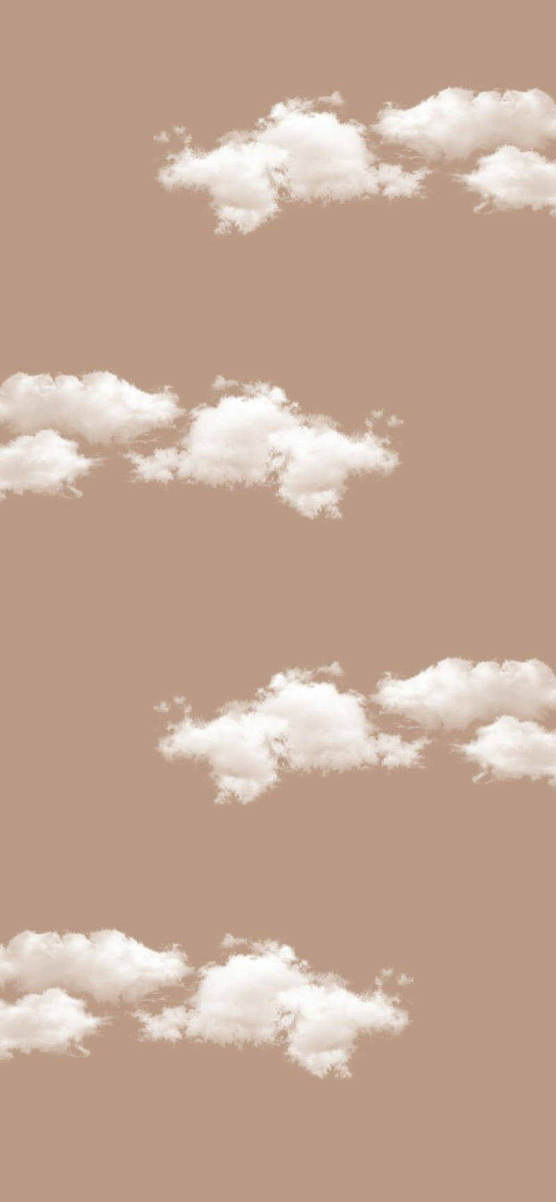 美學 桌布 壁紙 — 柔軟的白雲在柔和的陶土色天空中懶洋洋地飄浮，呈現極簡數位桌布風格。