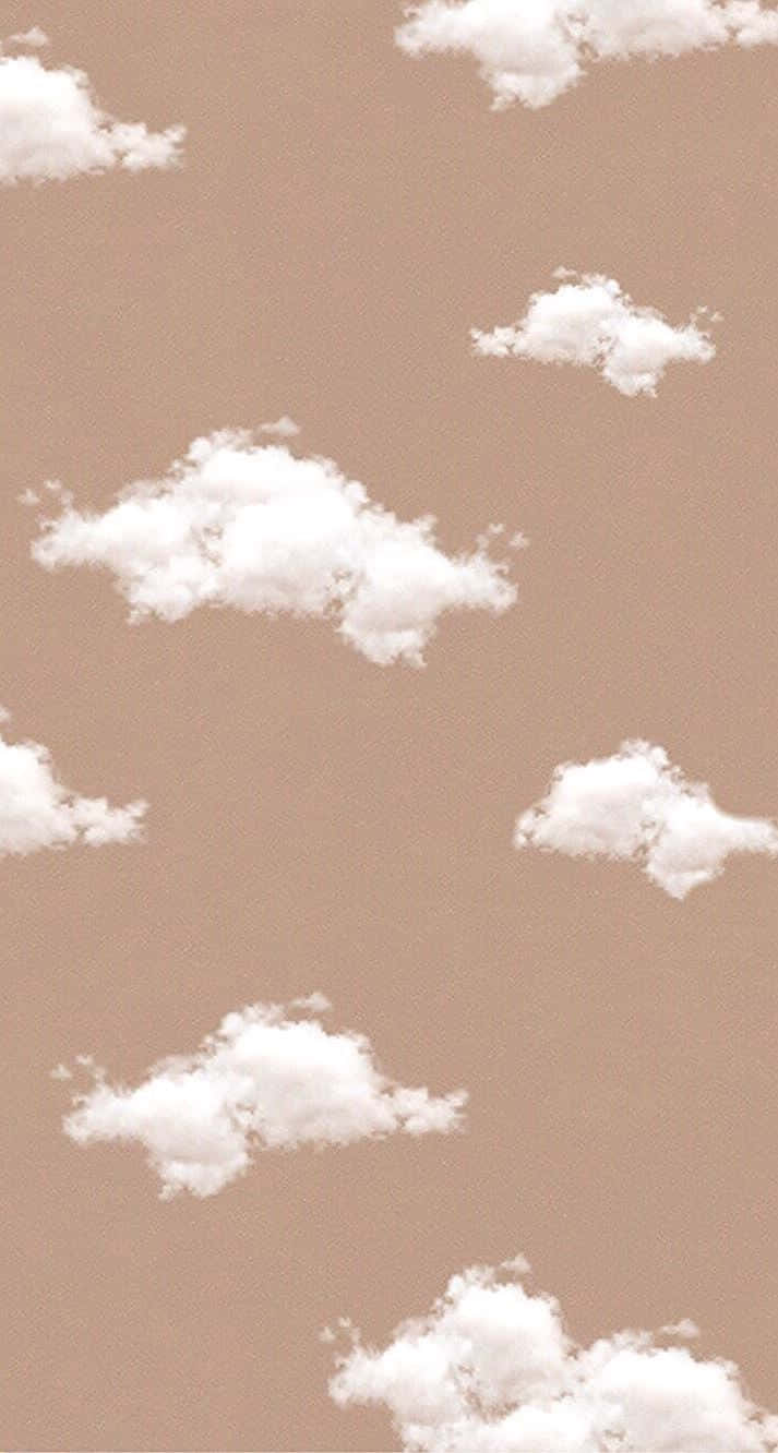  壁紙 — 柔軟的白雲在柔和米色天空中慵懶飄浮，呈現極簡主義壁紙設計。
