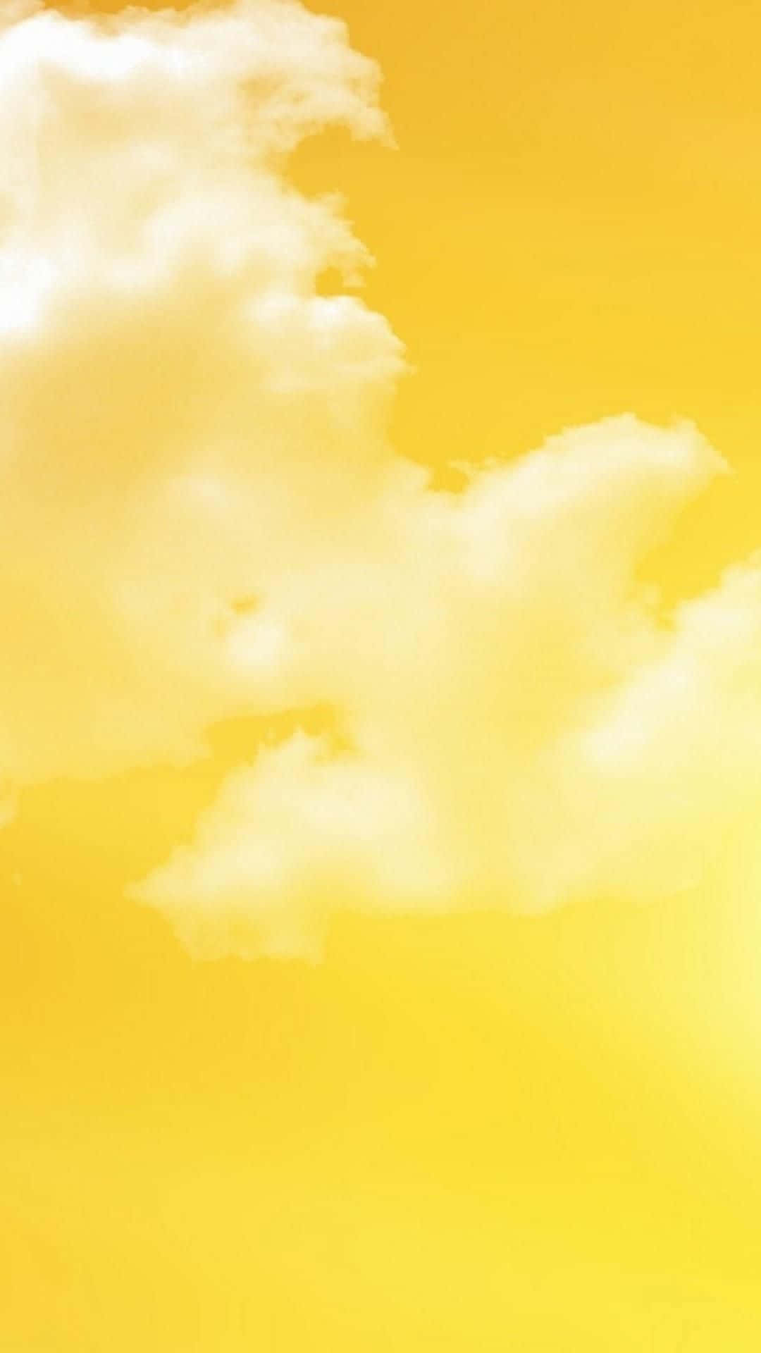 Yellow Summer 桌布 壁紙 — 柔軟的白雲懶洋洋地飄過充滿活力的金色天空，營造出寧靜溫暖的氛圍。