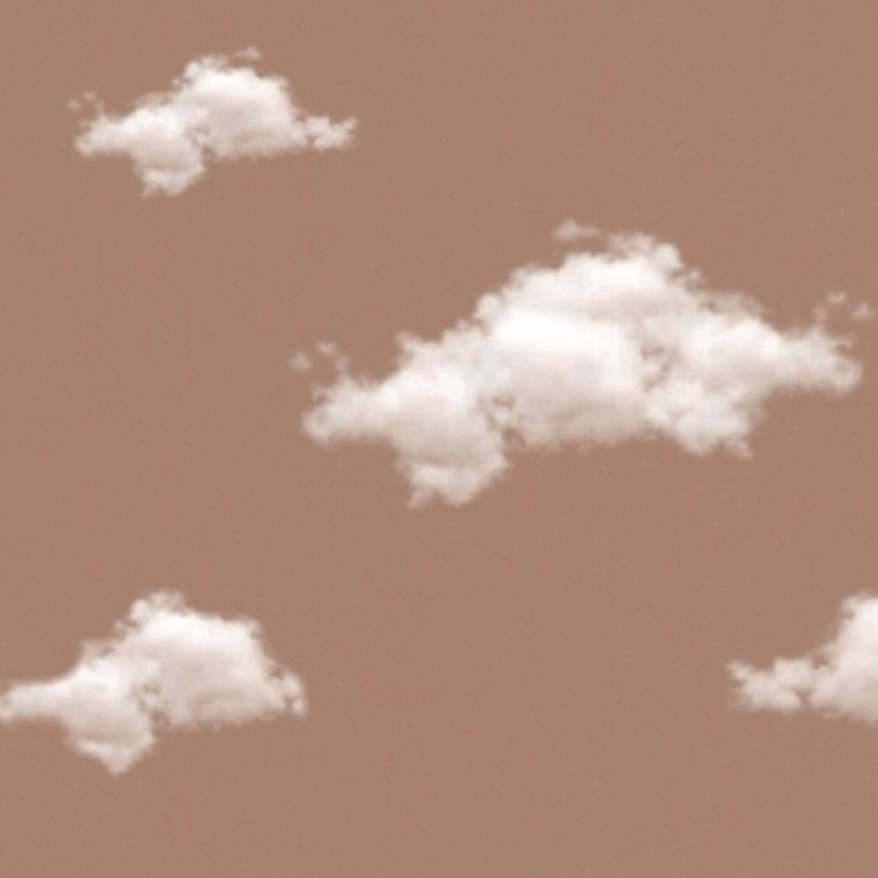 雲朵 桌布 壁紙 — 柔軟的白雲懶洋洋地飄過柔和的陶土色天空，構成寧靜的極簡構圖。
