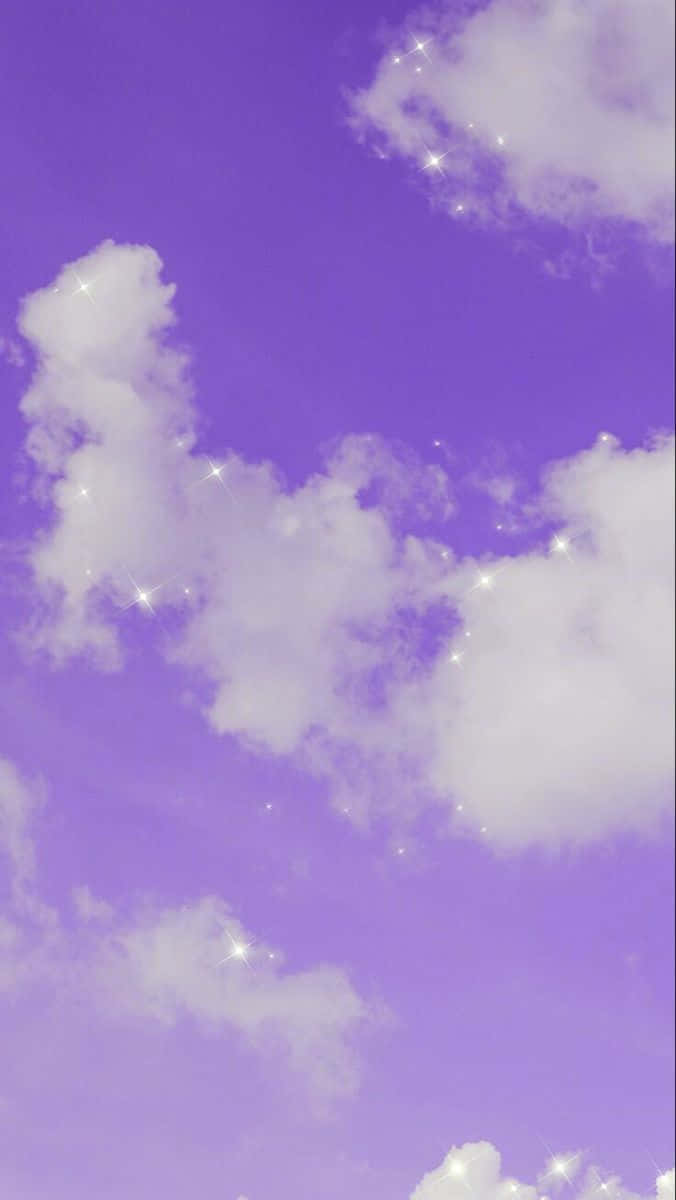Clouds Aesthetics 桌布 壁紙 — 柔軟的白雲飄過夢幻的薰衣草天空，點綴著閃爍的星光。
