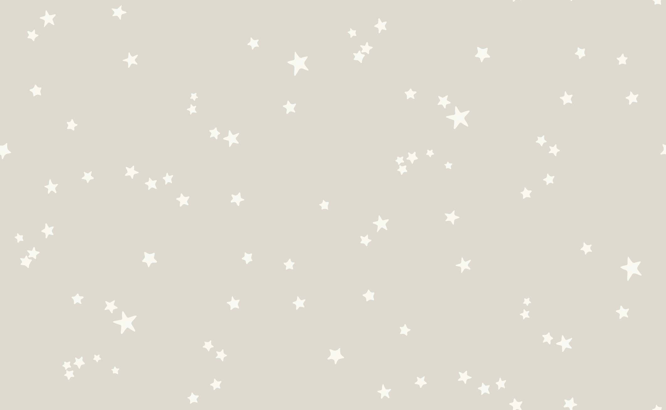 Stars 桌布 壁紙 — 柔軟的米色背景上點綴著散落的大小不一白色星星，營造出柔和的天體圖案。