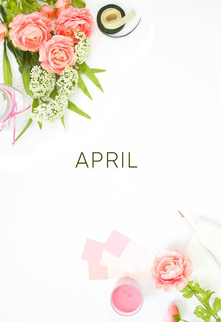 April 桌布 壁紙 — 柔軟的粉紅玫瑰和滿天星排列在白色上，配上四月文字和粉彩文具。