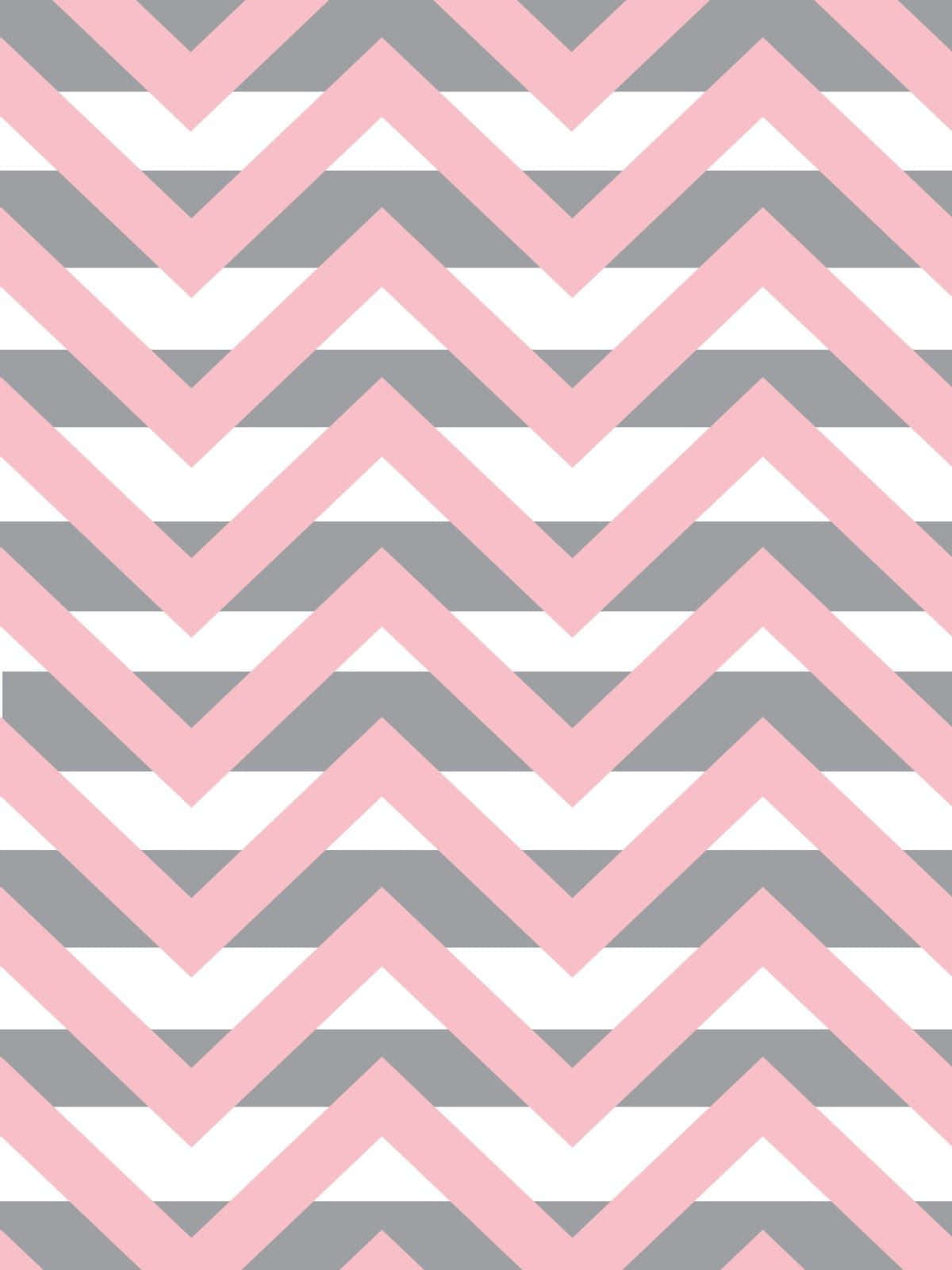 Cute Chevron 桌布 壁紙 — 柔軟的粉紅色、灰色和白色的重複人字形圖案，創造出現代幾何壁紙設計。