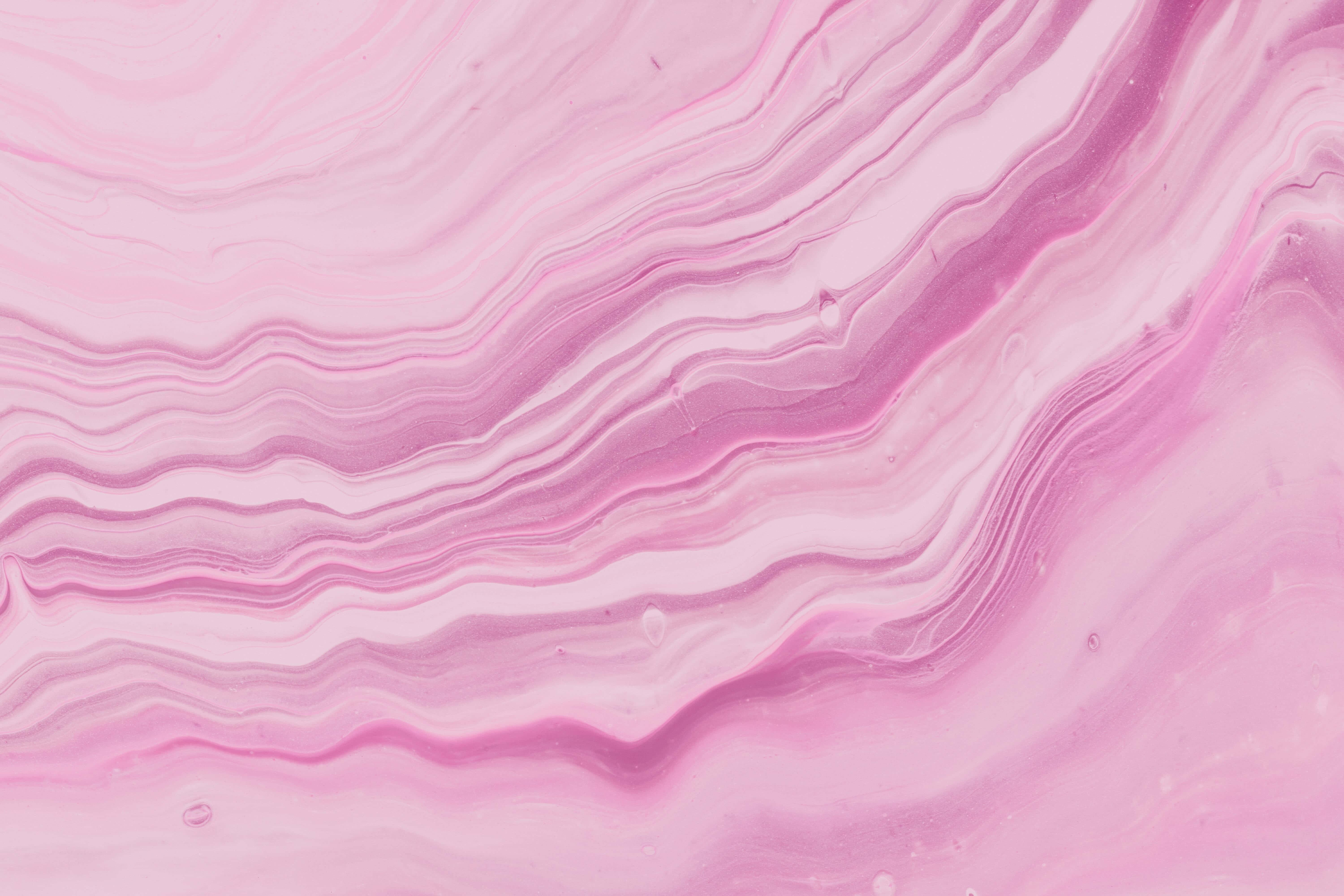Soft Pink 桌布 壁紙 — 柔軟的粉紅色和白色旋轉液體顏料創造出夢幻般的抽象紋理，帶有溫和的流動波浪。