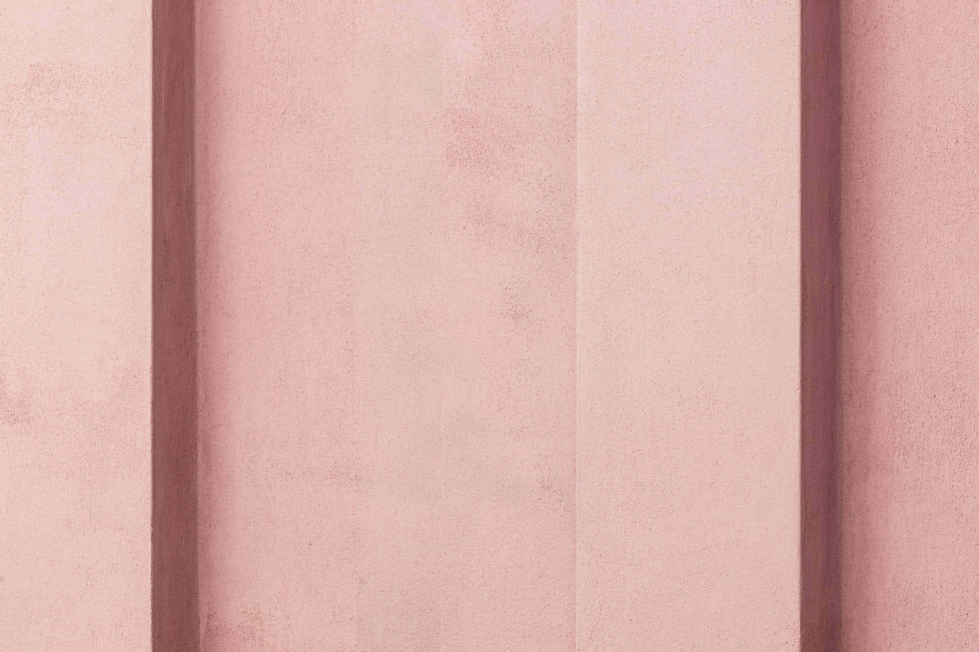 Pink Wall 桌布 壁紙 — 柔軟的粉紅色垂直面板，帶有細微紋理和陰影，營造出極簡抽象牆面圖案。