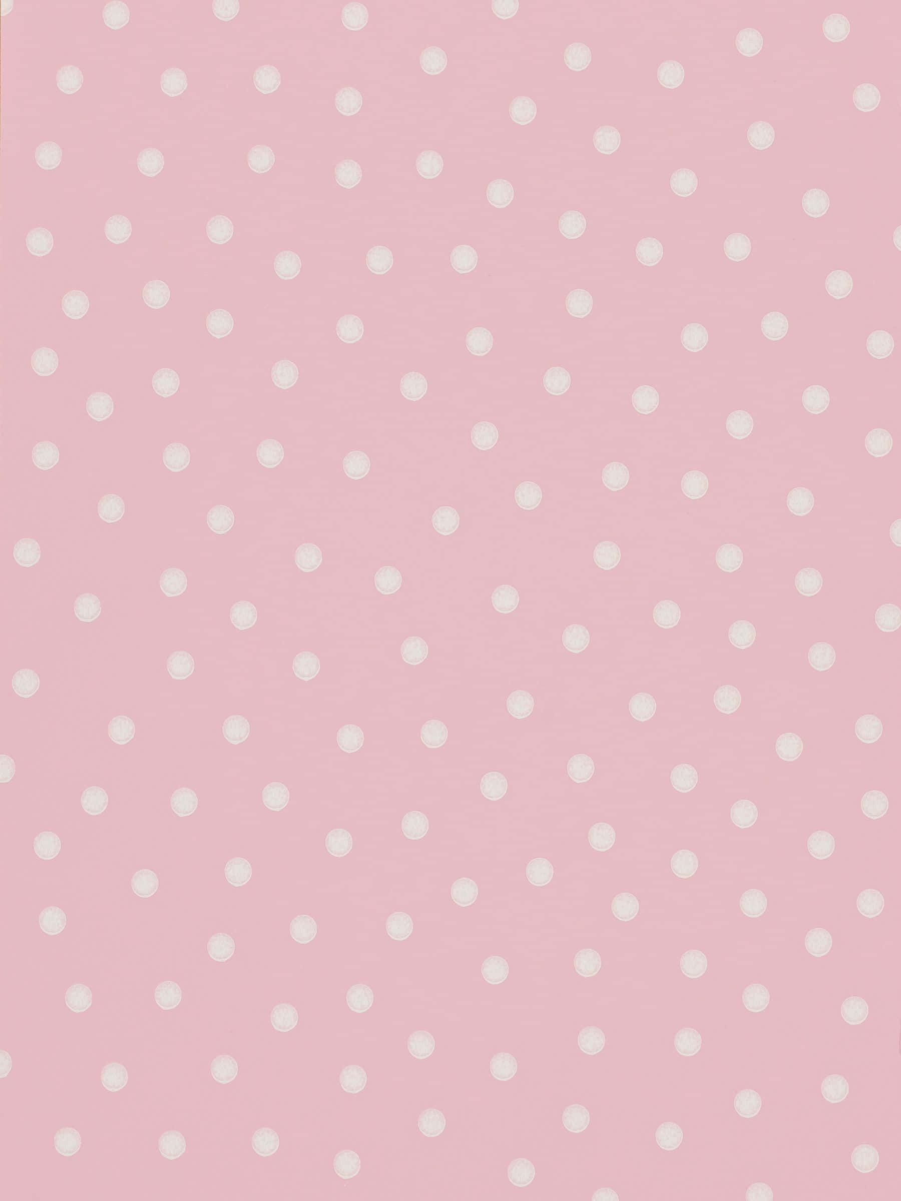Pink Polka Dot 桌布 壁紙 — 柔軟的粉紅色壁紙，帶有均勻分佈的白色圓點，營造出柔和俏皮的圖案。