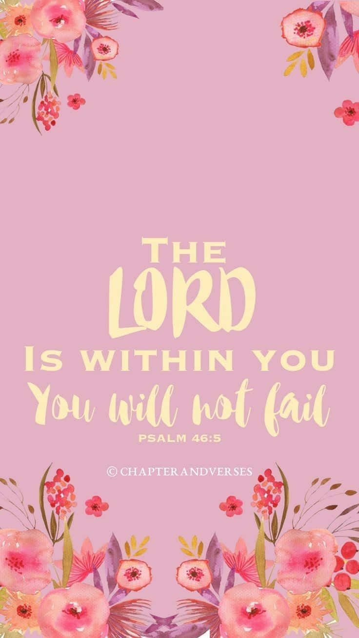 Girly Bible Verse 桌布 壁紙 — 柔軟的粉紅色壁紙，帶有花卉邊框和金色文字，寫著「主在你裡面，你必不失敗 詩篇46:5」。