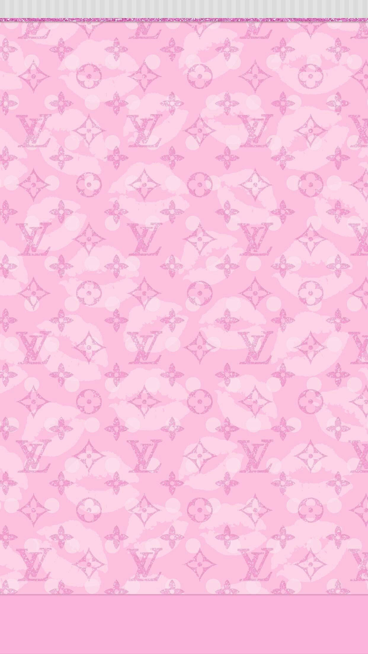 時尚 桌布 壁紙 — 柔軟的粉紅色壁紙，帶有重複的 Louis Vuitton 字母組合圖案，並有微妙的閃粉點綴和雲狀紋理。