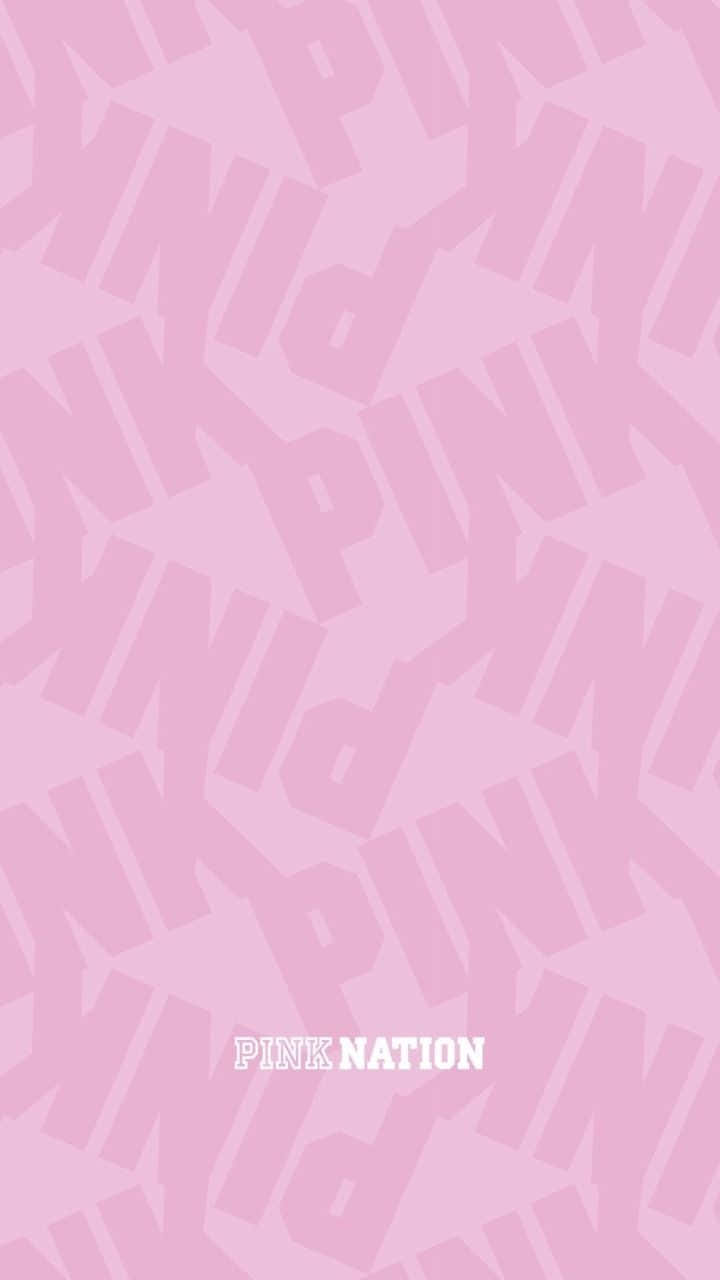桌布 壁紙 — 柔軟的粉紅色壁紙，帶有重複的「PINK」文字，以不同深淺色調營造出微妙的層次圖案。