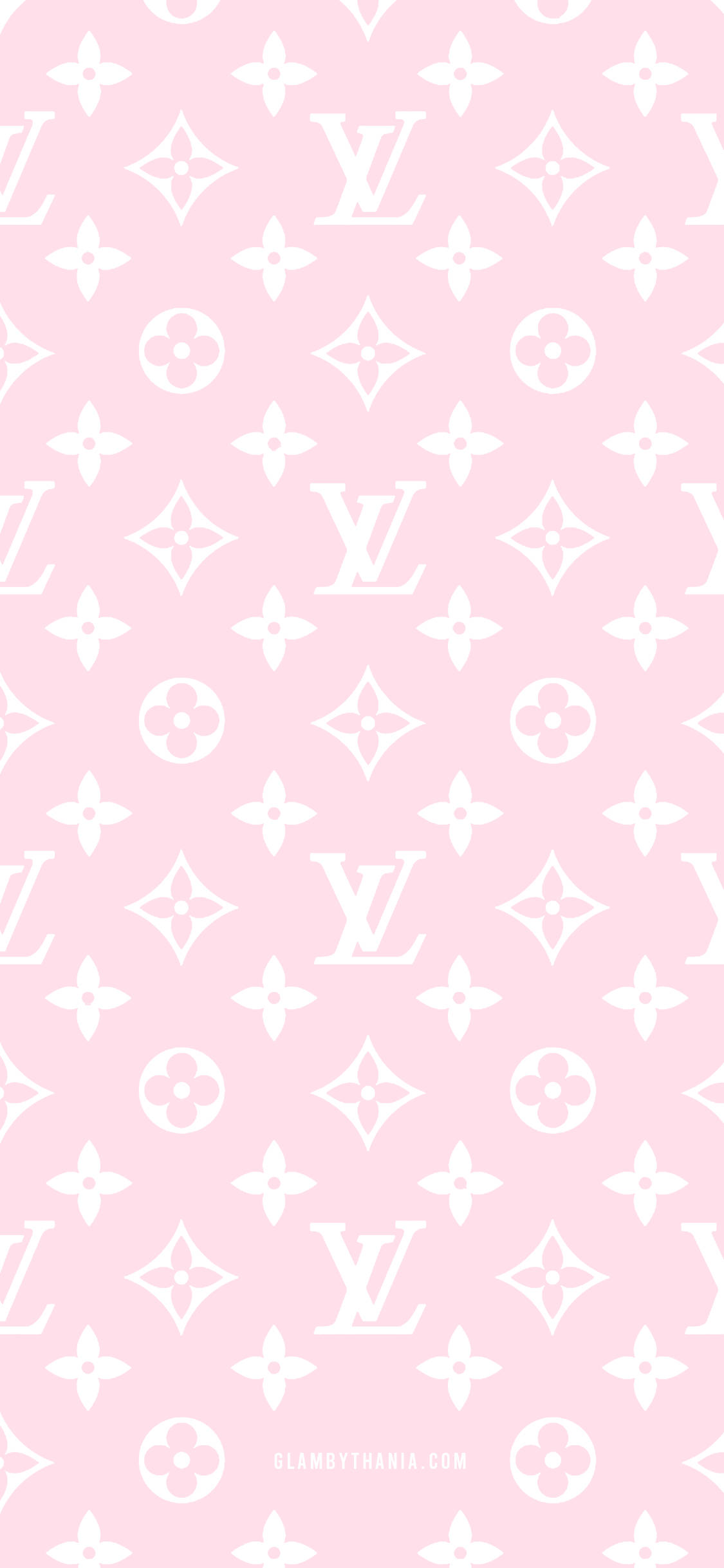 louis vuitton phone 桌布 壁紙 — 柔軟的粉紅色壁紙，帶有重複的白色 Louis Vuitton 字母組合圖案，設計微妙而優雅。