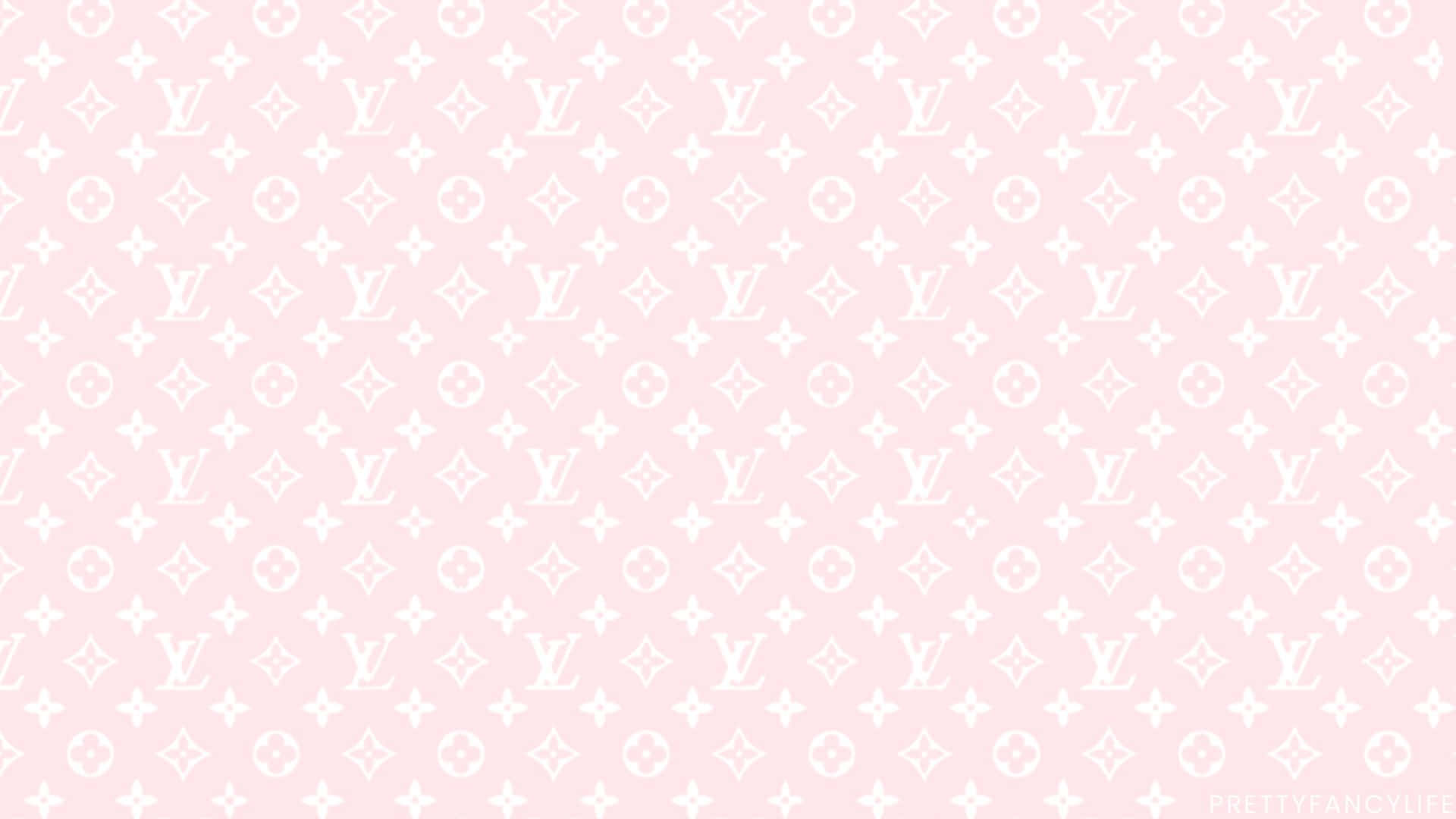 Designer Aesthetic 桌布 壁紙 — 柔軟的粉紅色壁紙，帶有重複的白色Louis Vuitton字母組合圖案，排列在微妙的網格中。