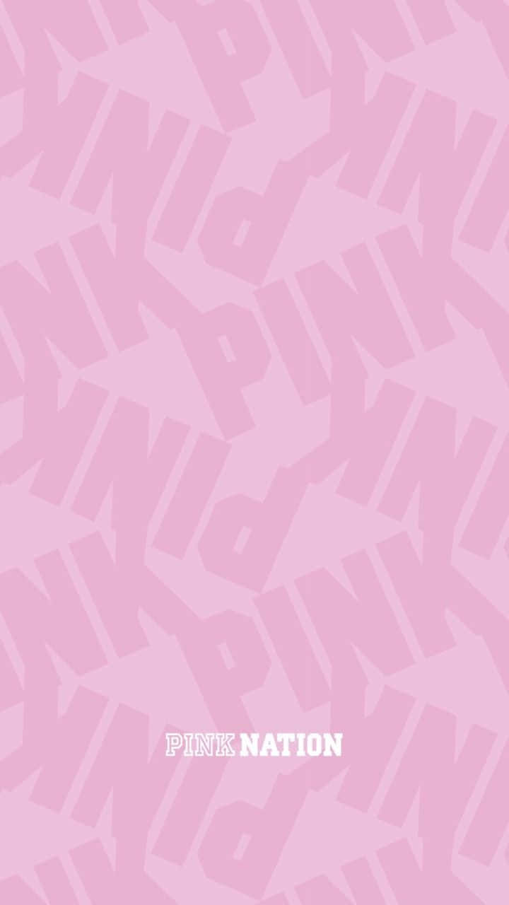 標誌 桌布 壁紙 — 柔軟的粉紅色壁紙，帶有重複的粗體粉紅色「PINK」文字，呈對角線圖案，底部有「PINK NATION」標誌。