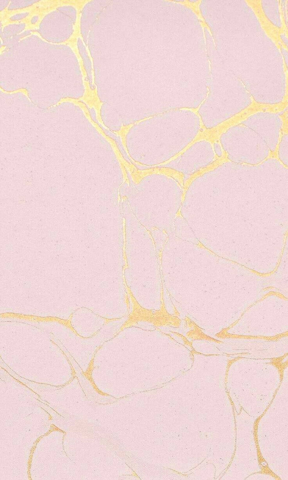 Rose Gold Aesthetic 桌布 壁紙 — 柔軟的粉紅色大理石，帶有精緻的金色紋理，以有機圖案在表面流動。