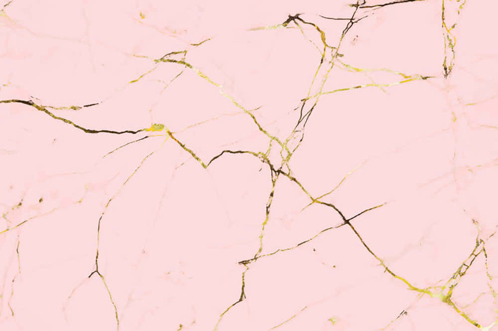 Light Pink And Gold 桌布 壁紙 — 柔軟的粉紅色大理石表面，帶有優雅的金色和深色紋理，營造出豪華的抽象圖案。