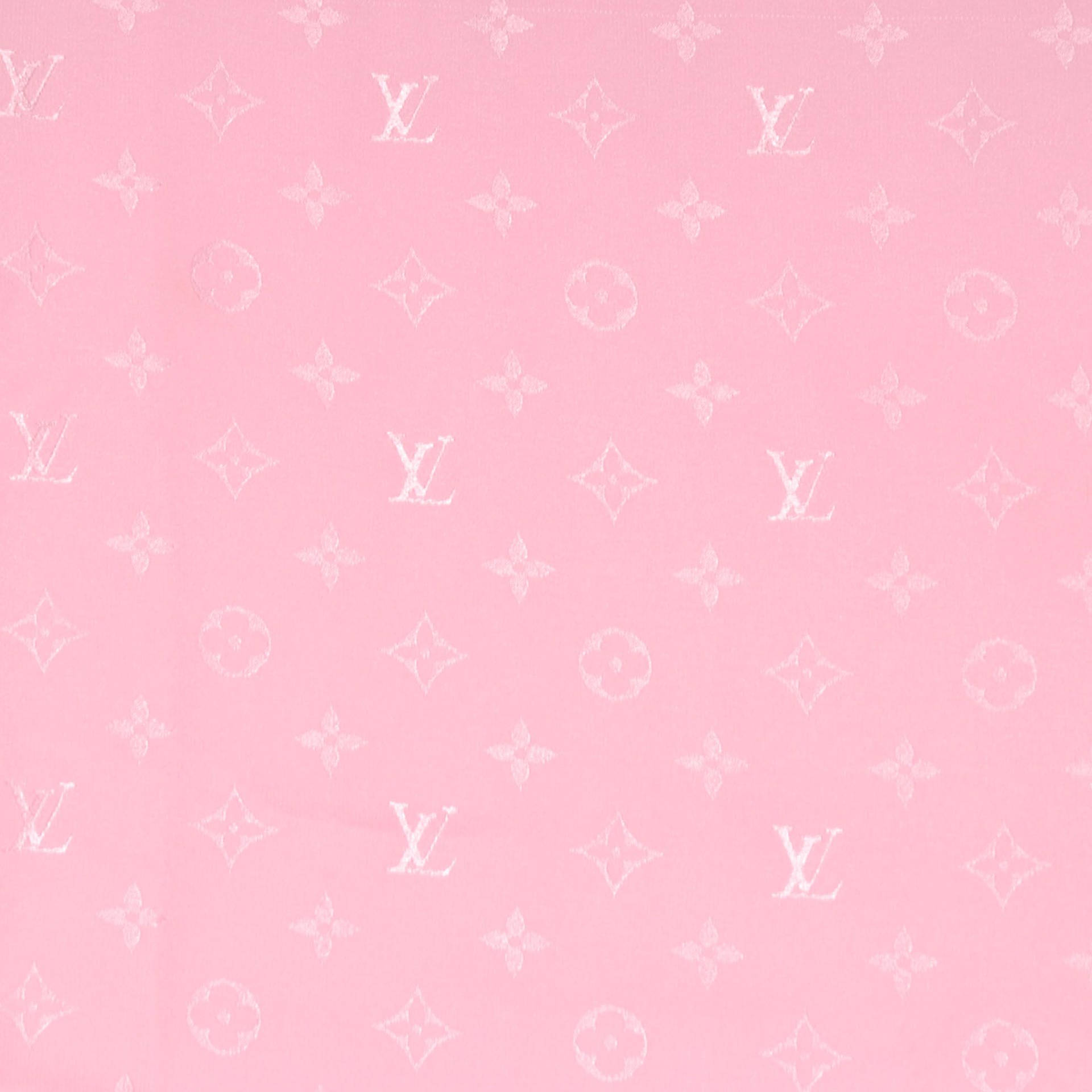 路易威登 桌布 壁紙 — 柔軟的粉紅色布料，帶有重複的白色 Louis Vuitton 字母組合圖案，具有微妙的壓花紋理。