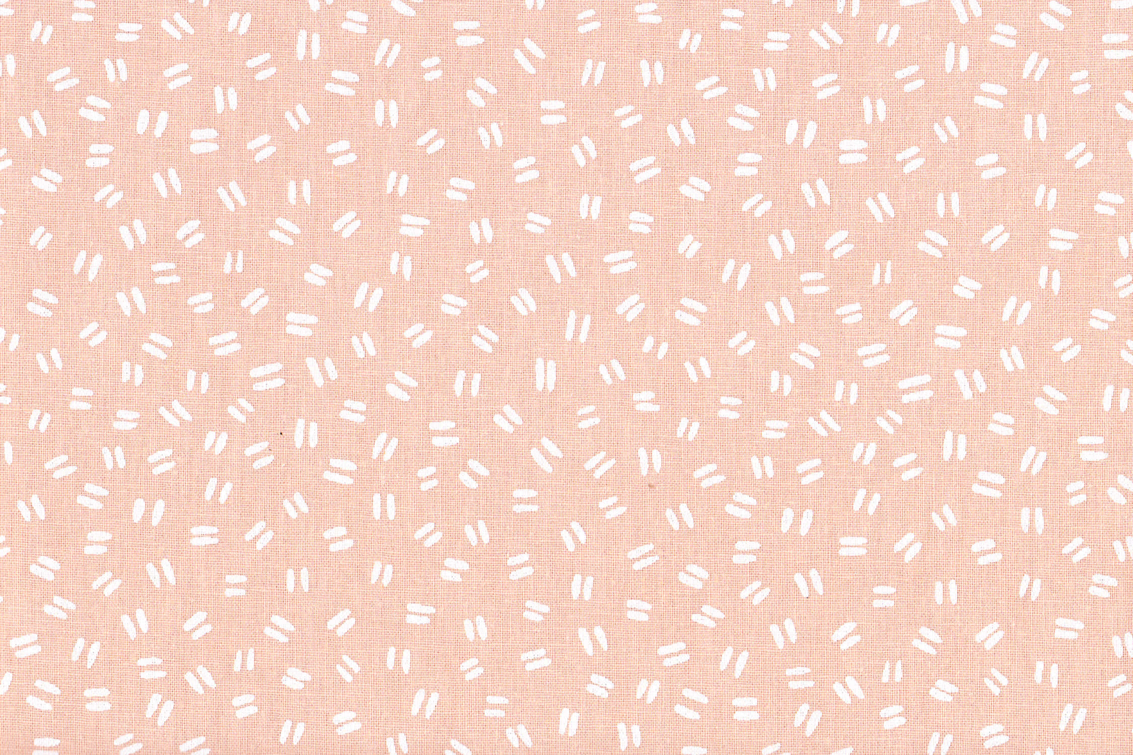 Plain Pink Desktop 桌布 壁紙 — 柔軟的粉紅色布料上散落著白色雙破折號，營造出溫和的極簡圖案。