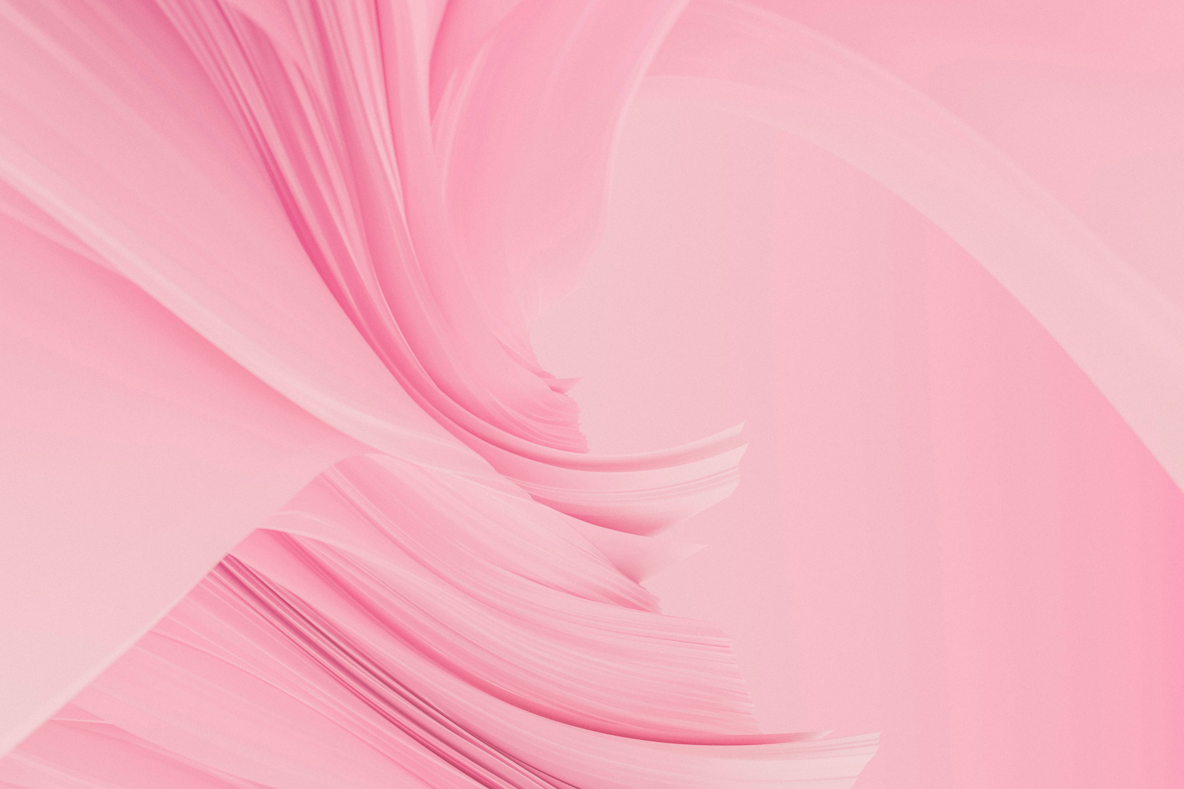 Pink And White 桌布 壁紙 — 柔軟的粉紅色布料以輕柔的波浪流動，營造出帶有細膩漸變的寧靜抽象構圖。