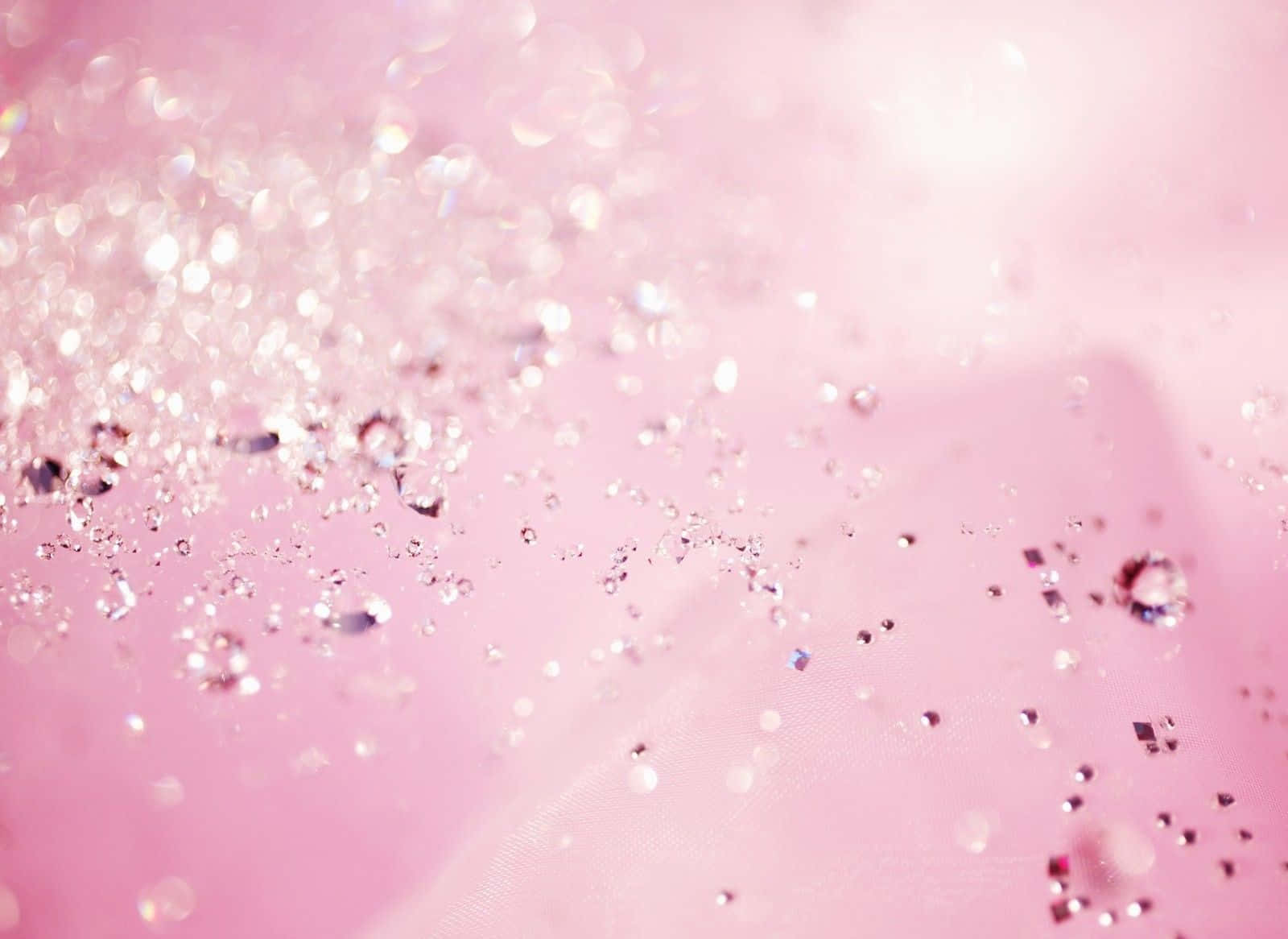 Pink Crystal Quartz 桌布 壁紙 — 柔軟的粉紅色布料點綴閃爍的亮粉粒子，營造出夢幻而精緻的質感。
