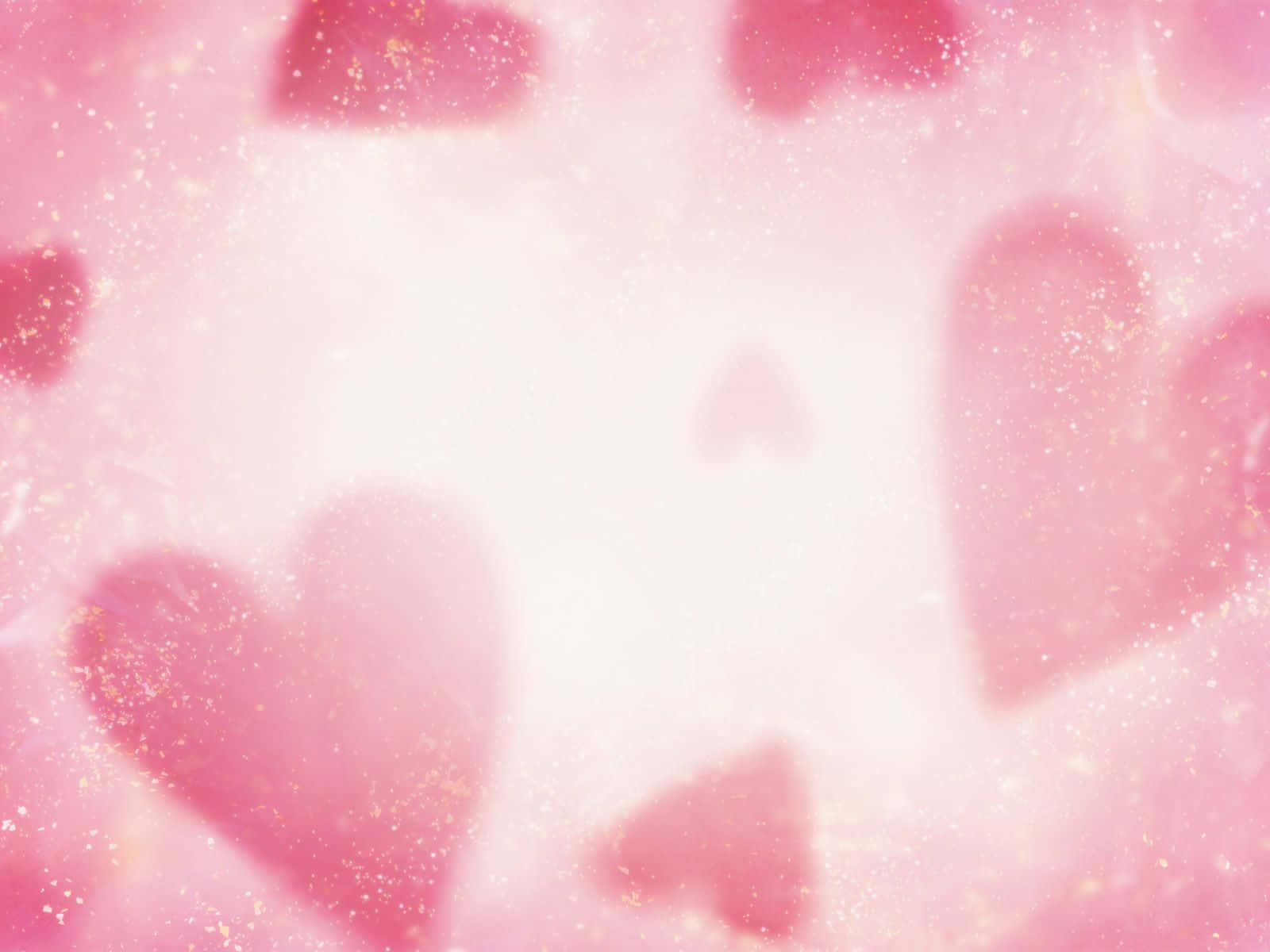 High Resolution Valentines Day 桌布 壁紙 — 柔軟的粉紅色心形在閃爍的星塵夢幻薄霧中輕輕漂浮，背景明亮。