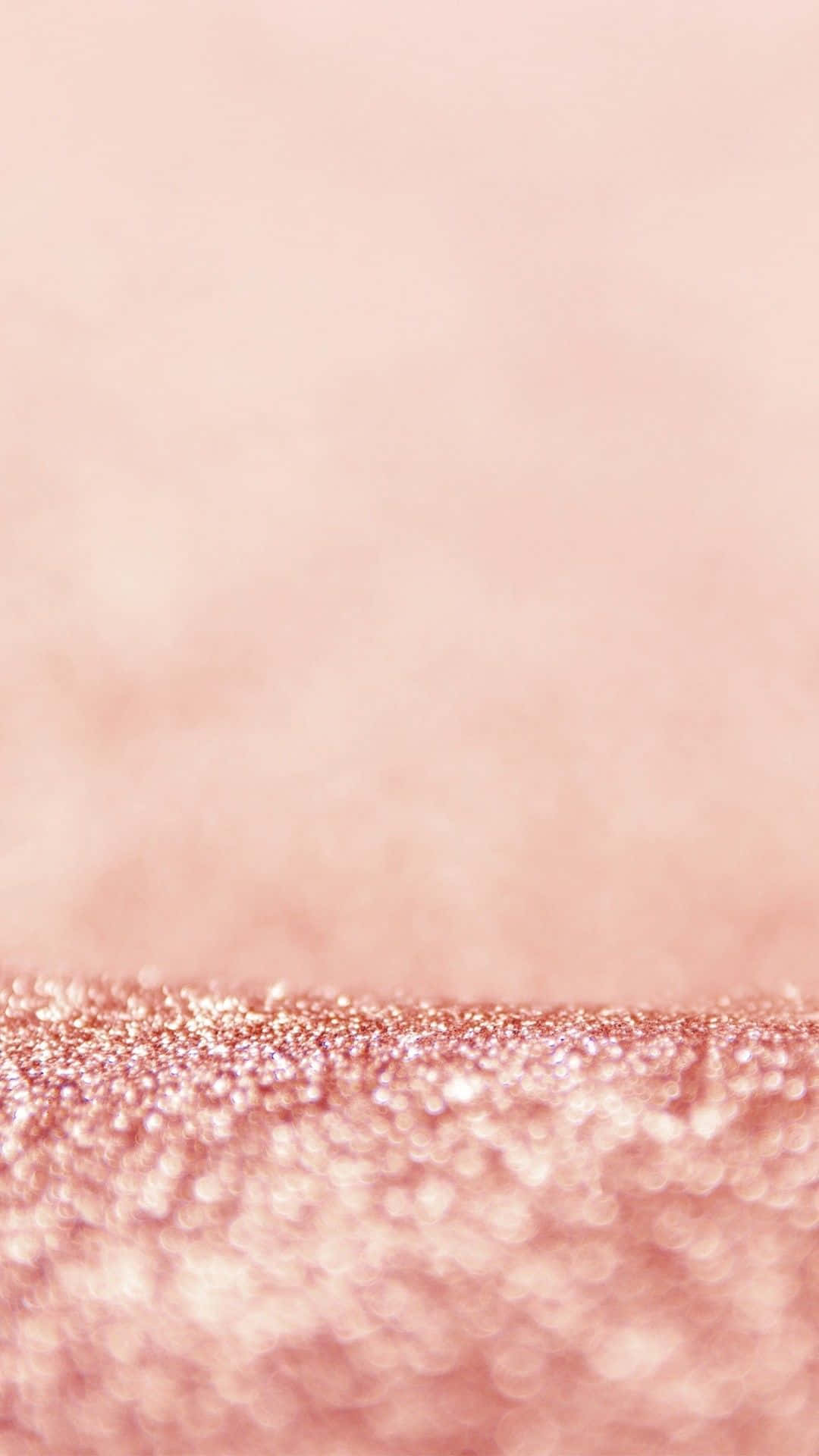 Glitter Rose Gold 桌布 壁紙 — 柔軟的粉紅色漸變背景，帶有閃閃發光的玫瑰金色紋理前景，營造出夢幻而奢華的美感。