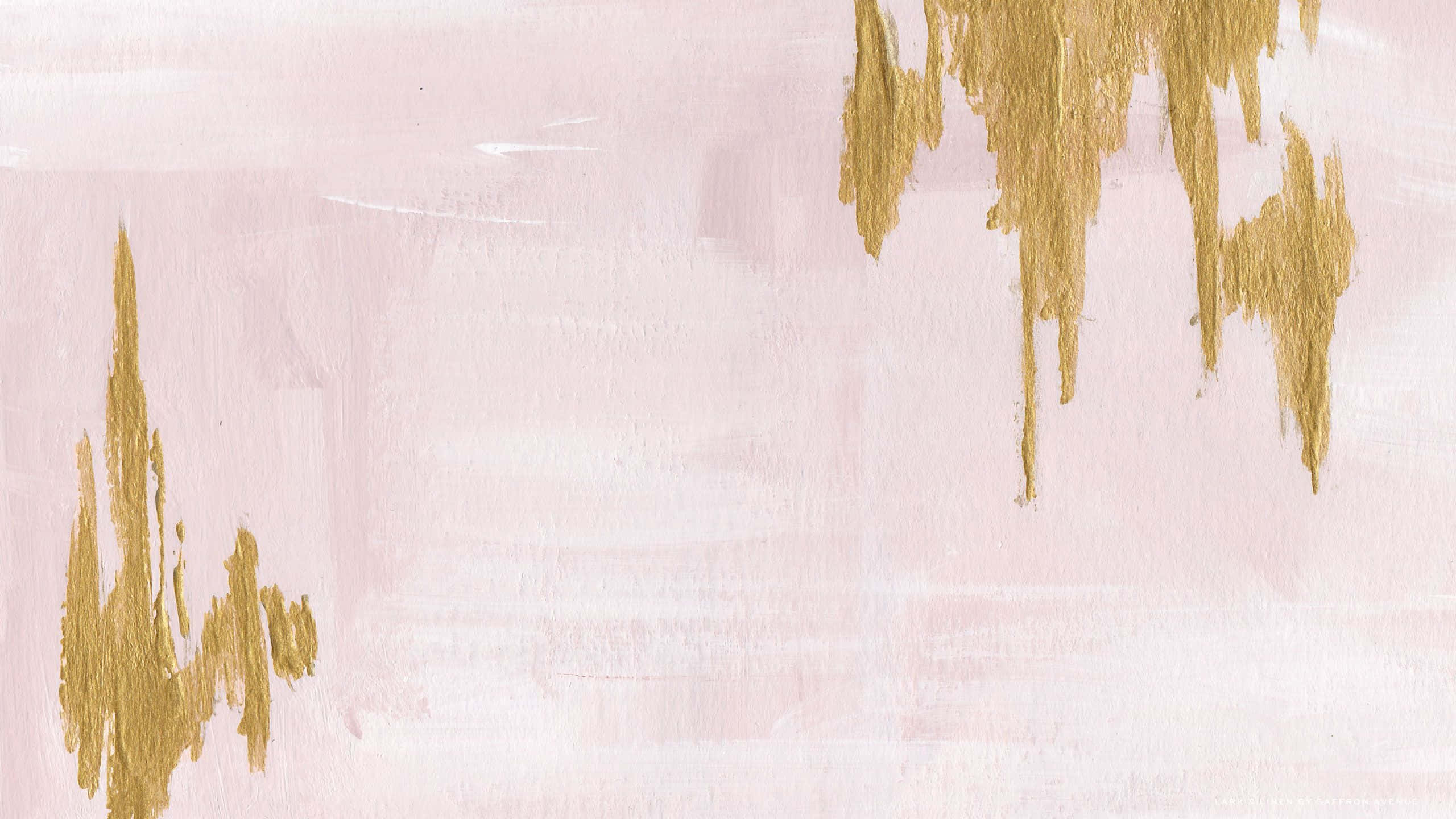 Rose Gold Laptop 桌布 壁紙 — 柔軟的粉紅色畫布上，帶有紋理的金色油漆滴像液體優雅般傾瀉而下。