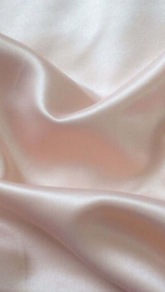 Gold Silk 桌布 壁紙 — 柔軟的粉紅色緞面布料，在漫射光下呈現柔和褶皺和細微光澤。