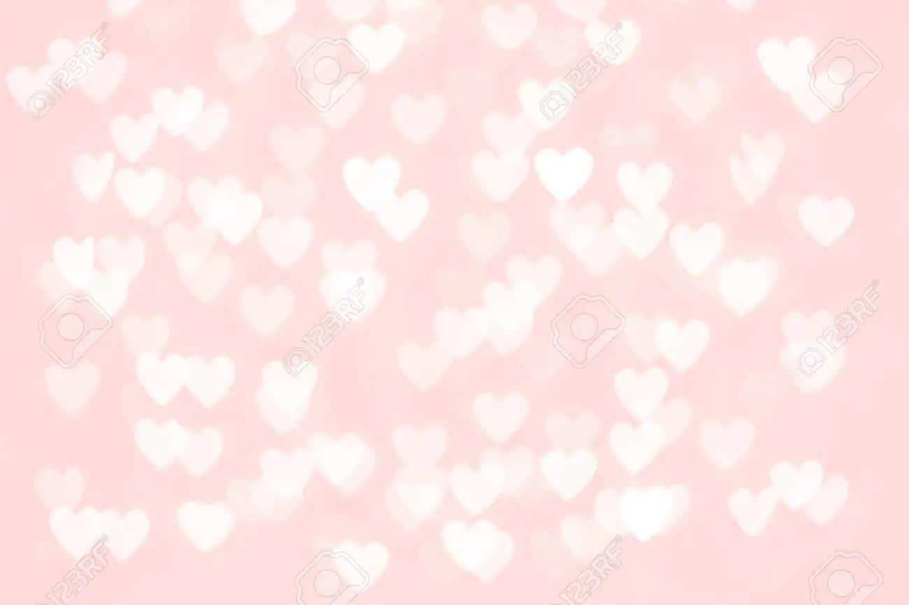 Glitter Pink Hearts 桌布 壁紙 — 柔軟的粉紅色背景，帶有模糊的白色心形，營造出夢幻浪漫的散景效果。