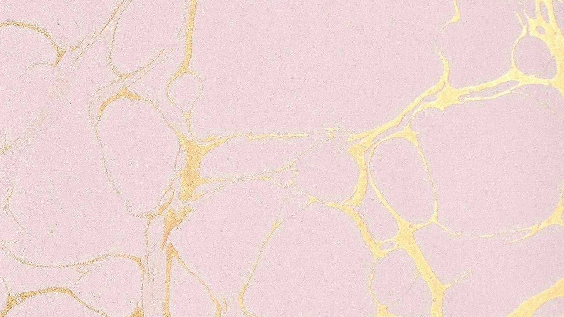 Cute Rose Gold 桌布 壁紙 — 柔軟的粉紅色背景，帶有精緻的金色脈絡圖案，以有機抽象形狀流動。