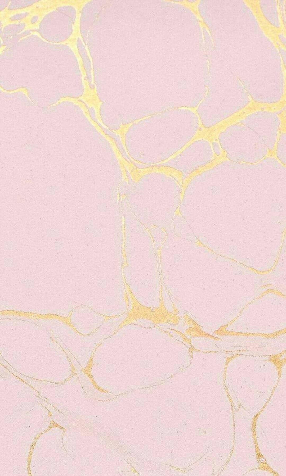Gold Marble 桌布 壁紙 — 柔軟的粉紅色背景，帶有精緻的金色脈狀圖案，類似大理石或龜裂的大地。