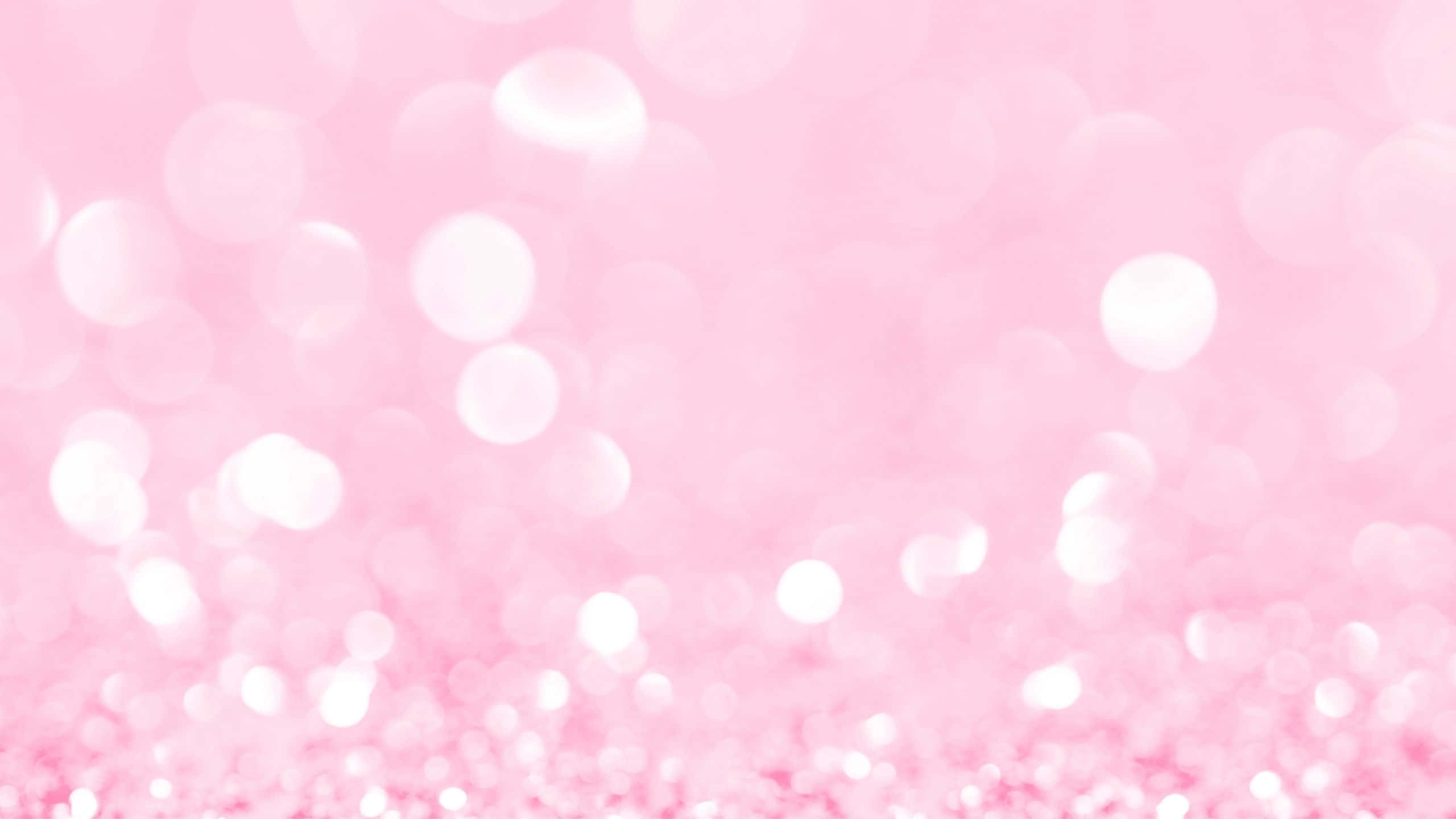 Bokeh 桌布 壁紙 — 柔軟的粉紅色背景，散落白色散景燈光，底部有閃爍質感。