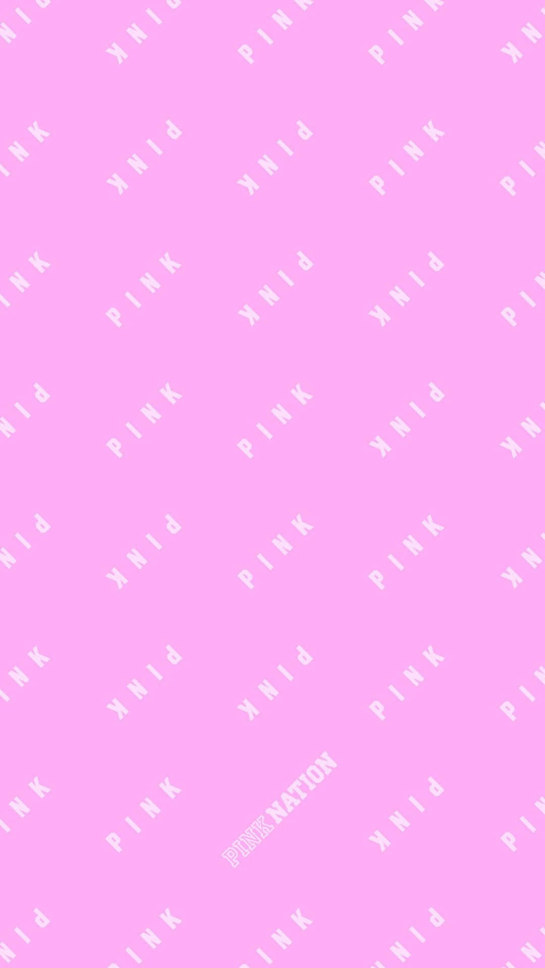 桌布 壁紙 — 柔軟的粉紅色背景，重複的白色斜體文字顯示「PINK」和一個小寫的「PINKRATION」。