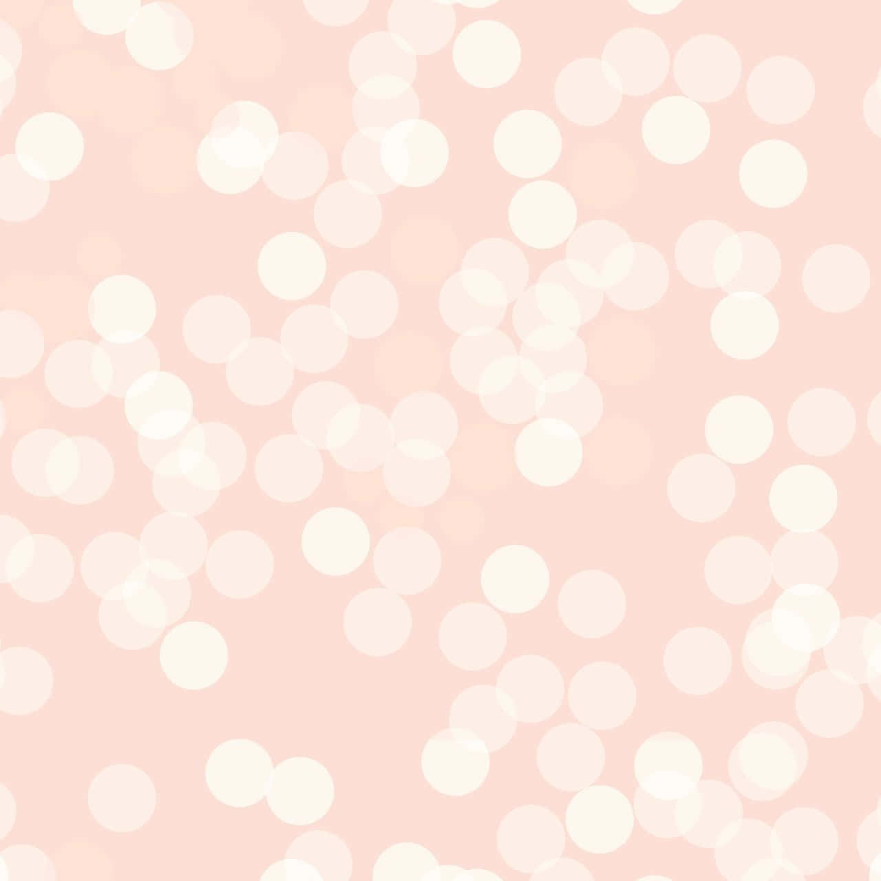 Pink And White Aesthetic 桌布 壁紙 — 柔軟的粉紅色背景，點綴著分散的奶油白色散景圓圈，營造出夢幻般的發光效果。