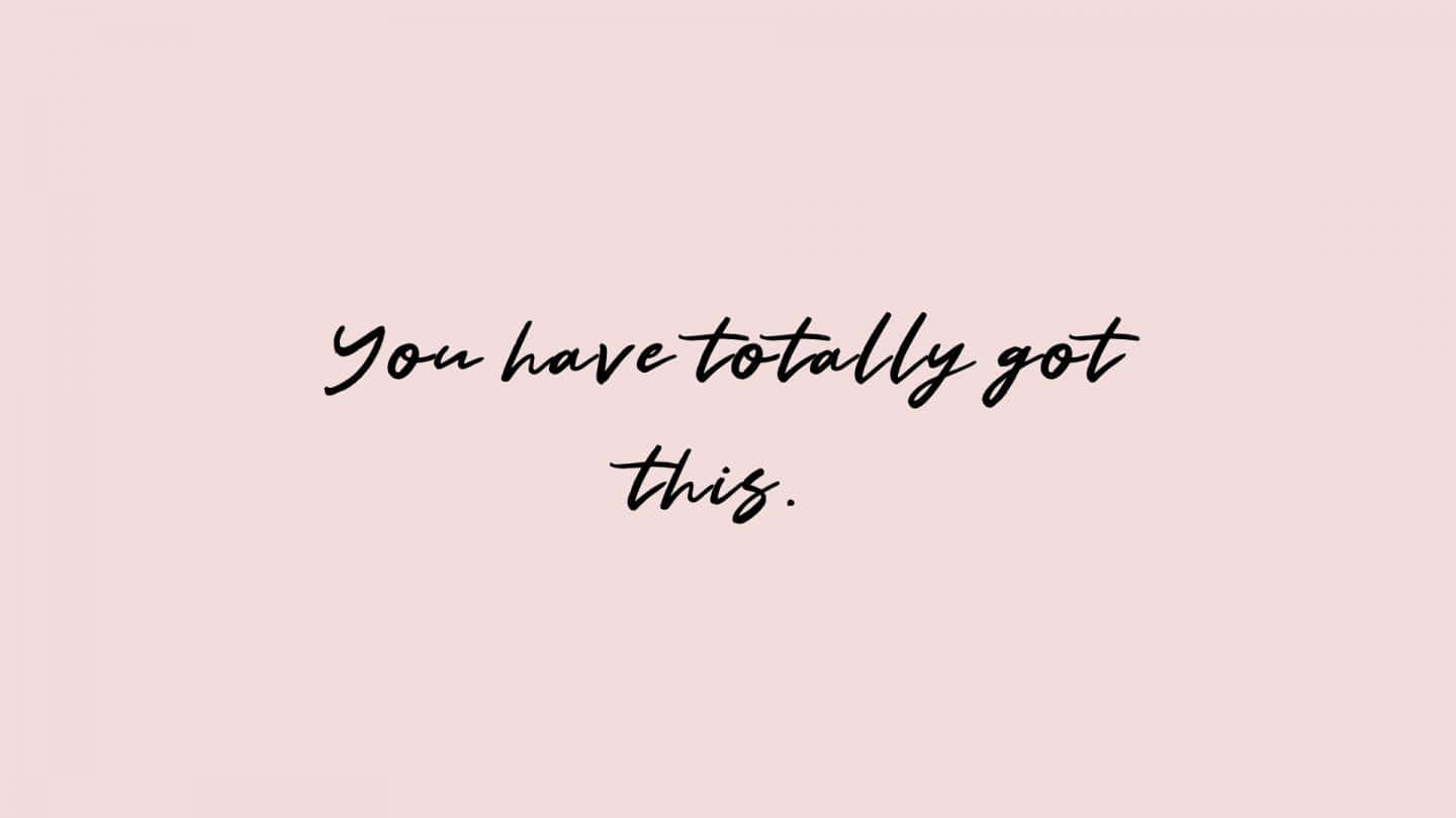 Quote 桌布 壁紙 — 柔軟的粉紅色背景上，有黑色手寫草書句子「You have totally got this.」