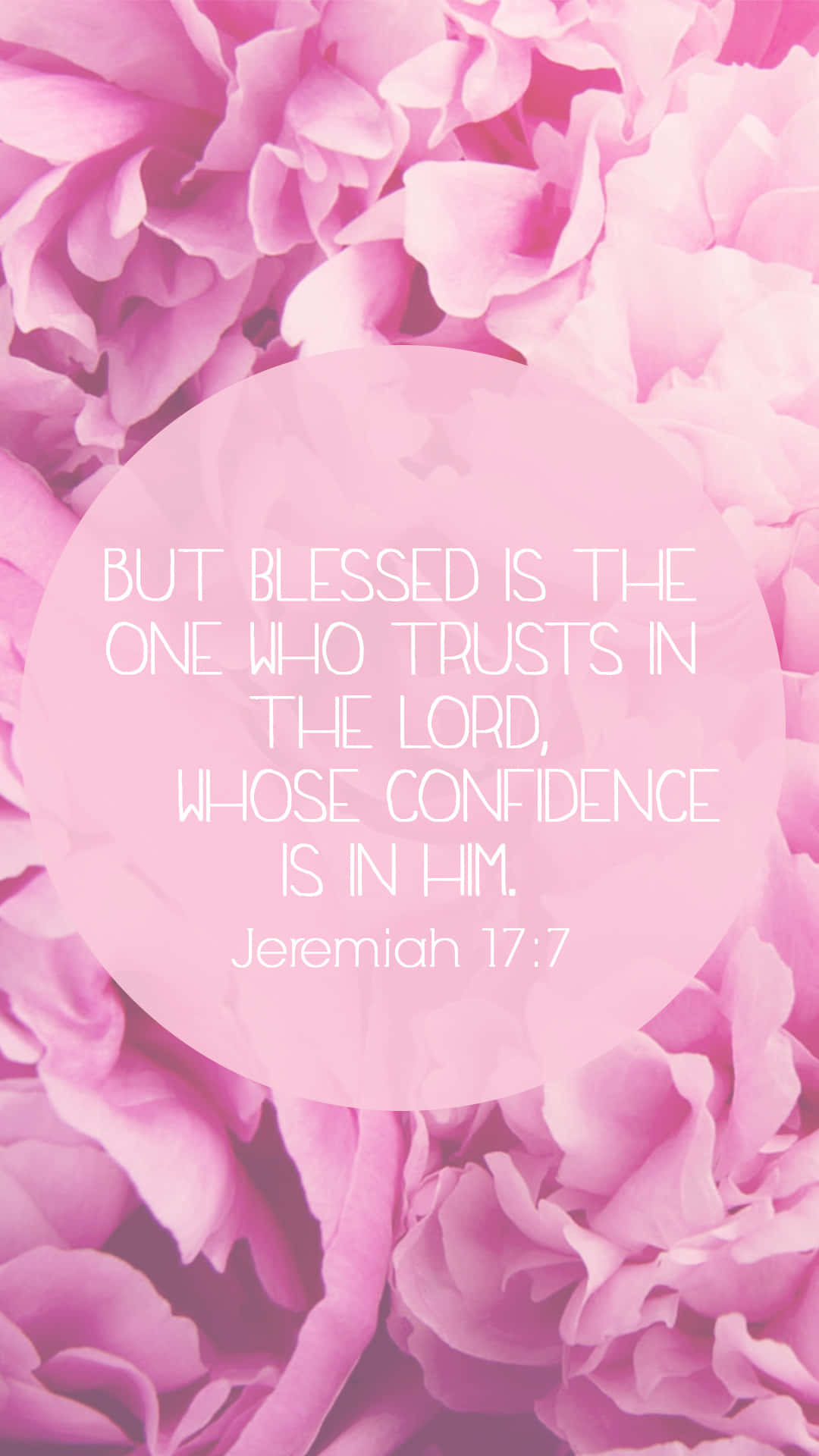 Girly Bible Verse 桌布 壁紙 — 柔軟的粉紅色花卉壁紙，上面有一個半透明圓形疊加層，用白色文字顯示耶利米書17章7節的聖經經文。