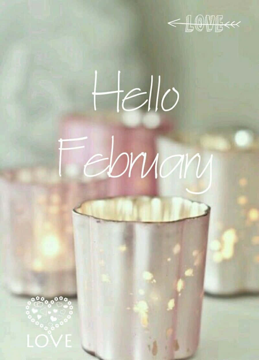 February iPhone 桌布 壁紙 — 柔軟的粉紅色金屬燭台溫暖地發光，帶有手寫的「Hello February」文字和愛情主題圖案。