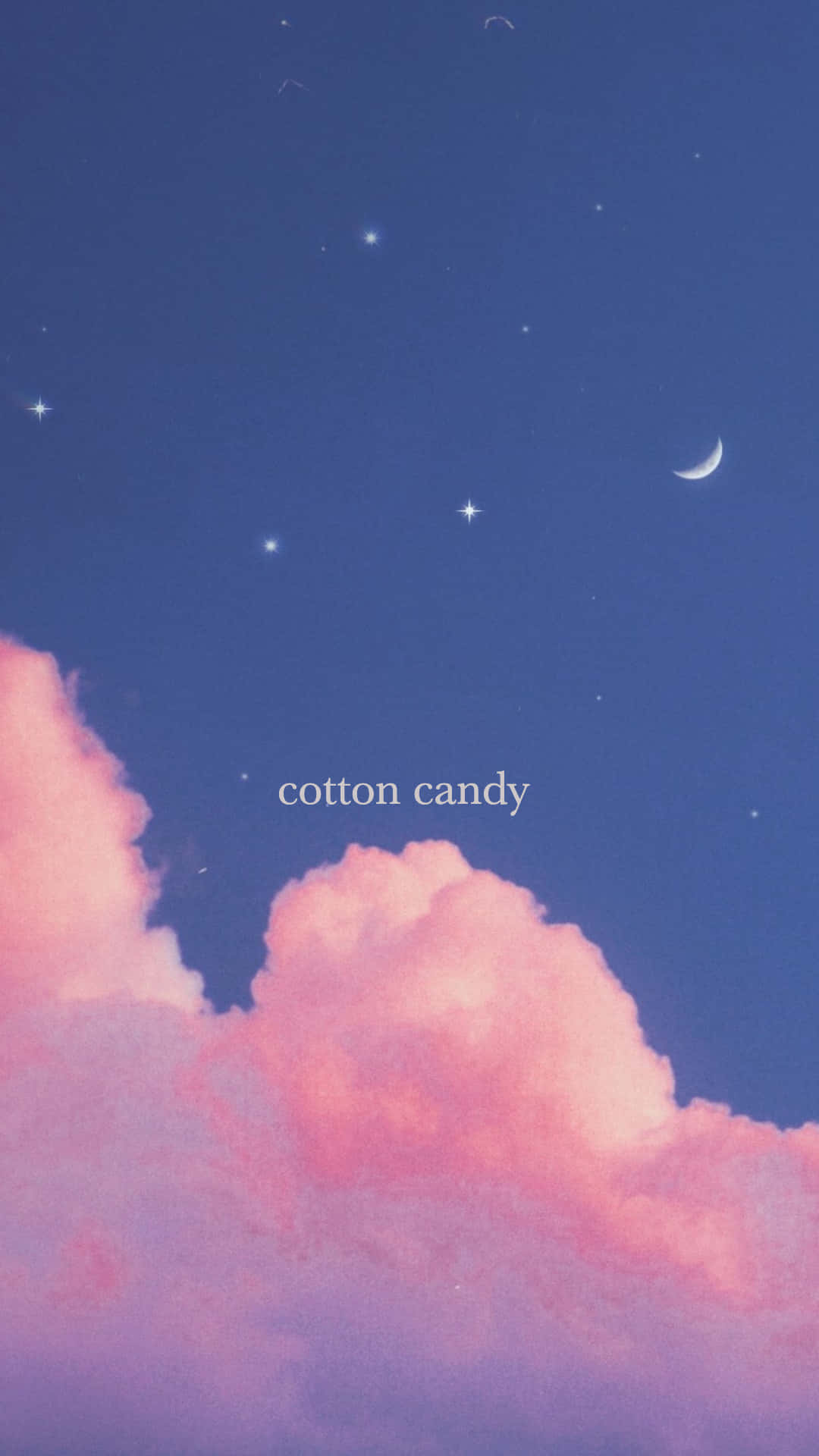 Clouds Aesthetic Tumblr 桌布 壁紙 — 柔軟的粉紅雲朵在深藍色夜空下飄動，點綴著星星和一彎新月。