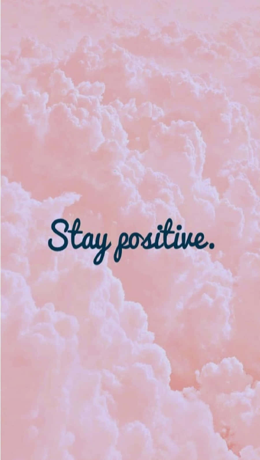 Positive 桌布 壁紙 — 柔軟的粉紅雲朵形成夢幻天空背景，襯托手寫短語「Stay positive。」