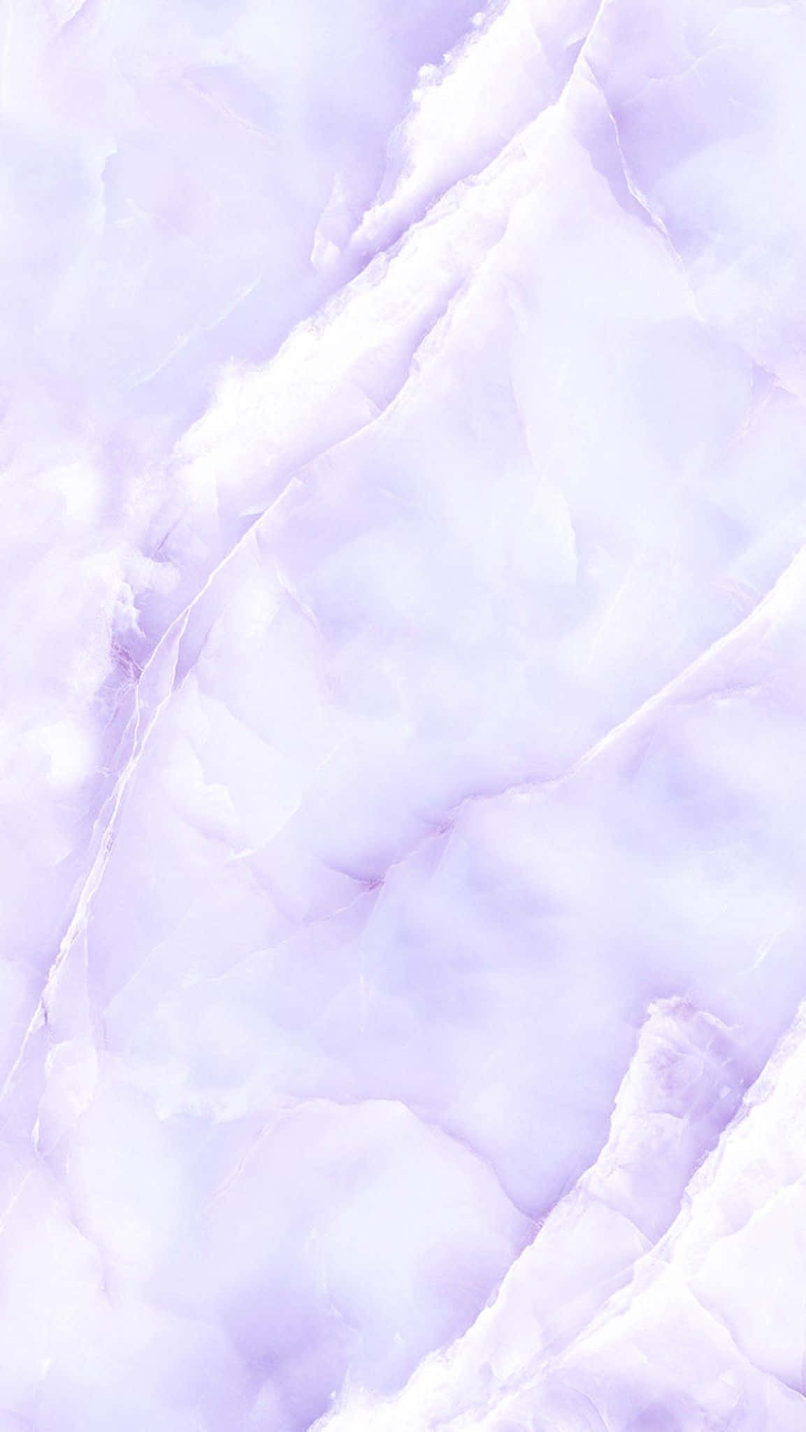 Lilac Color 桌布 壁紙 — 柔軟的薰衣草和白色大理石，帶有流動的紋理和柔和的漸變，營造出寧靜的抽象質感。