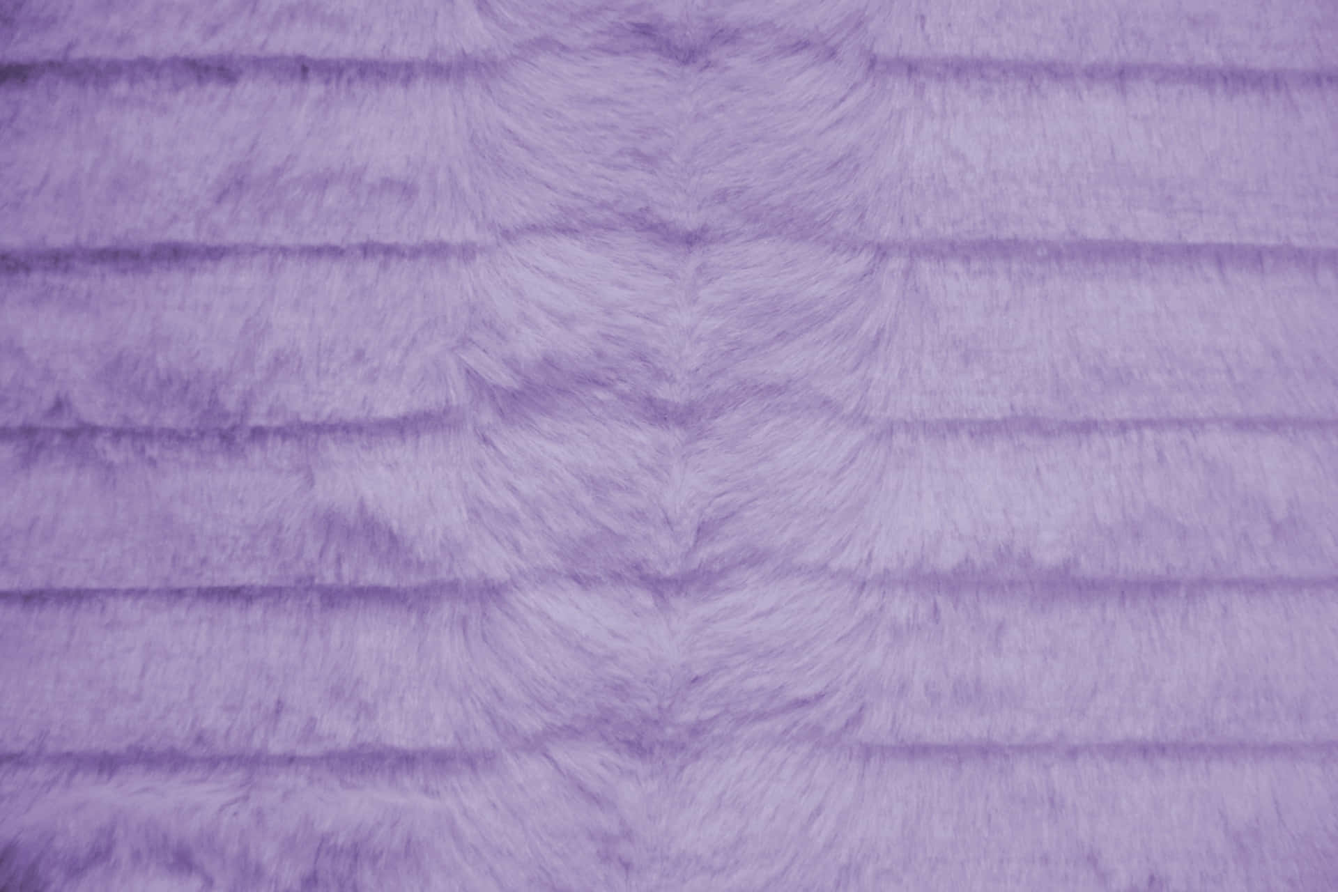 Purple Fur 桌布 壁紙 — 柔軟的薰衣草色人造毛皮布料，帶有柔和的橫向摺痕和毛絨質感。
