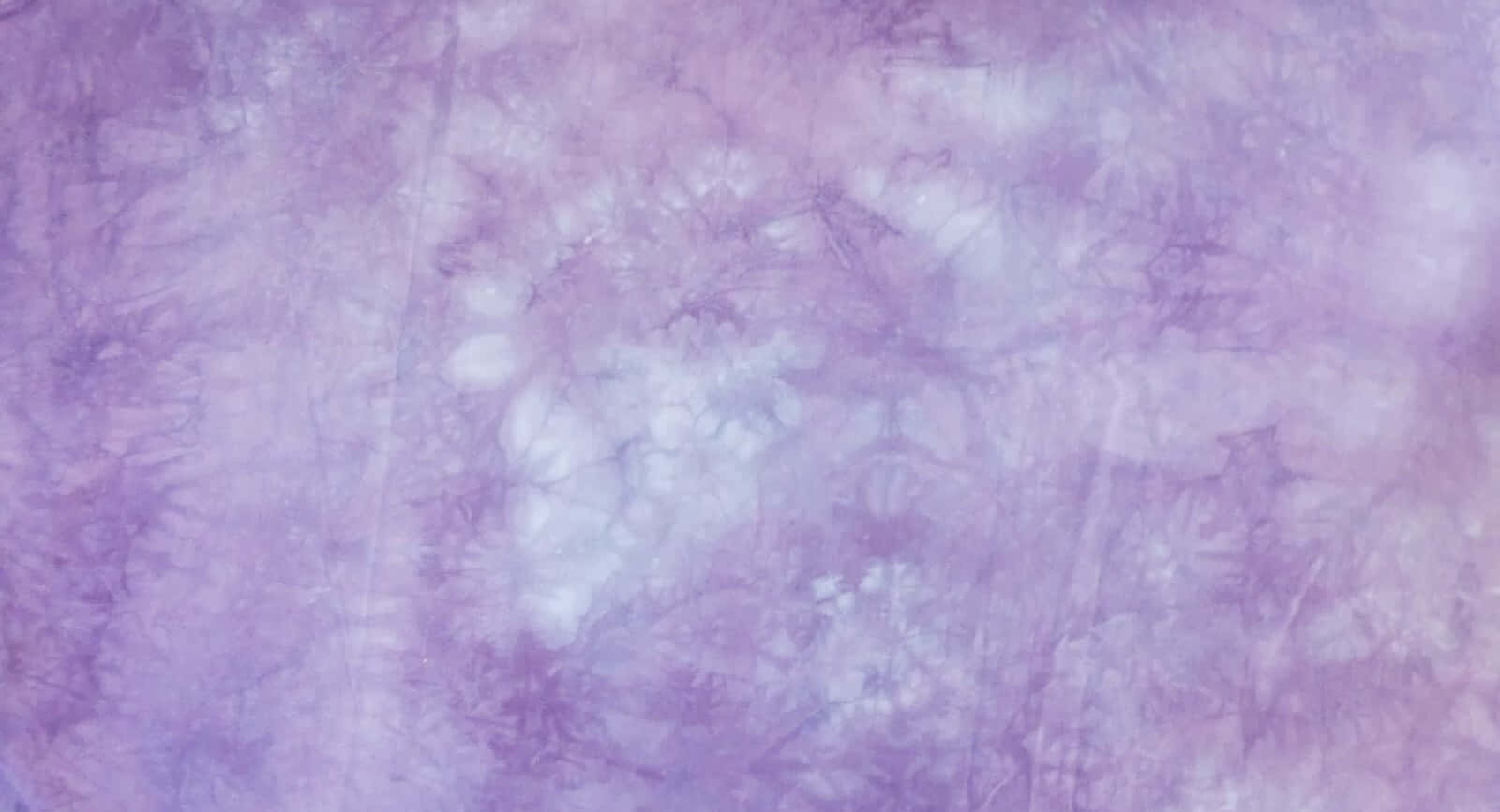 Purple Dye 桌布 壁紙 — 柔軟的薰衣草色和白色紮染布料，帶有漩渦圖案和細膩質感。