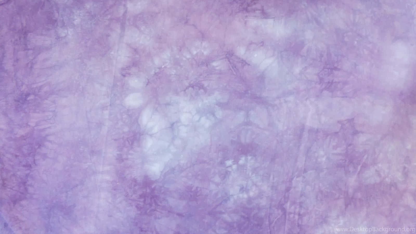 Purple Tie Dye 桌布 壁紙 — 柔軟的薰衣草色和白色紮染布料，帶有漩渦圖案和細膩質感。