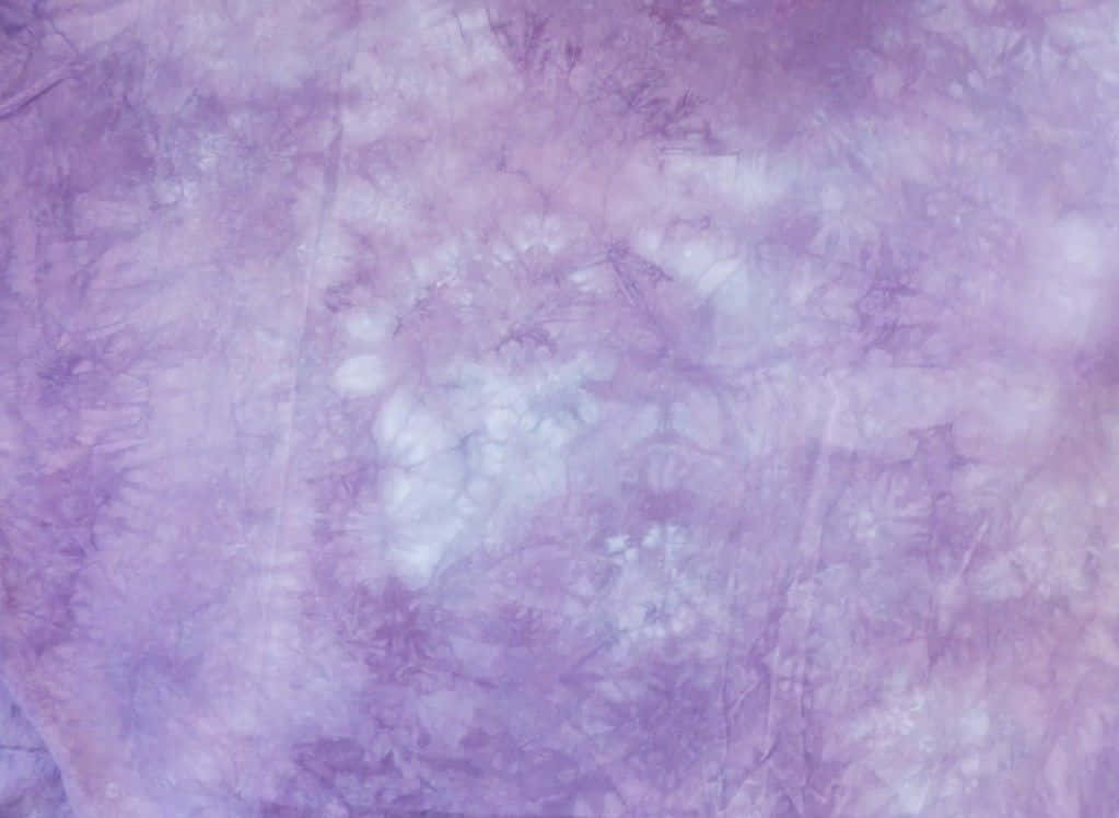 Pastel Tie Dye 桌布 壁紙 — 柔軟的薰衣草色和白色紮染布料，帶有漩渦圖案和溫和質感。
